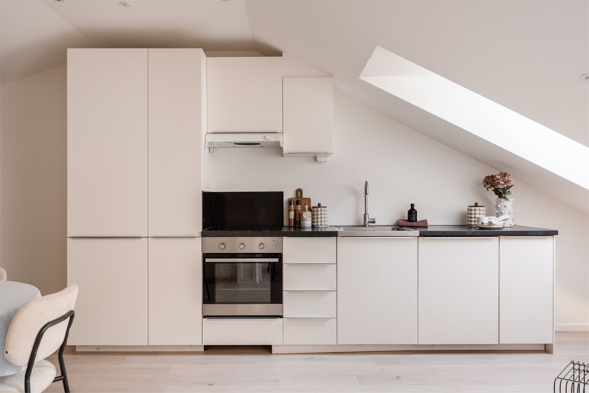 Loftsleiligheten ble etablert i 2014 og kombinerer moderne funksjonalitet med den klassiske bygårdens sjarm.