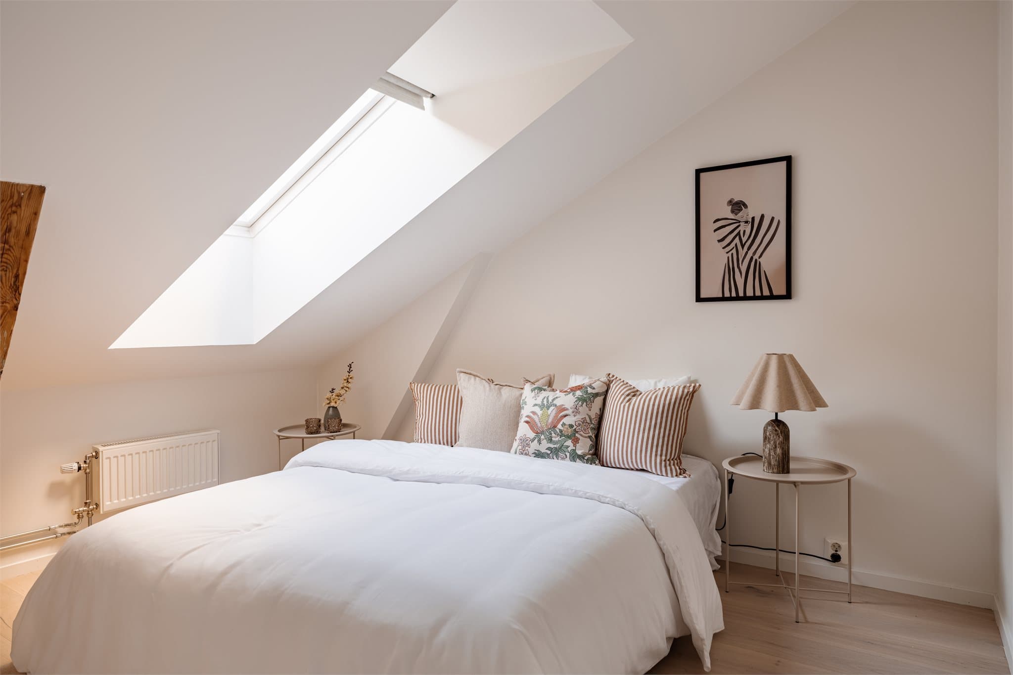 Soverommet er et lunt og privat rom med plass til seng og oppbevaringsmøbler.