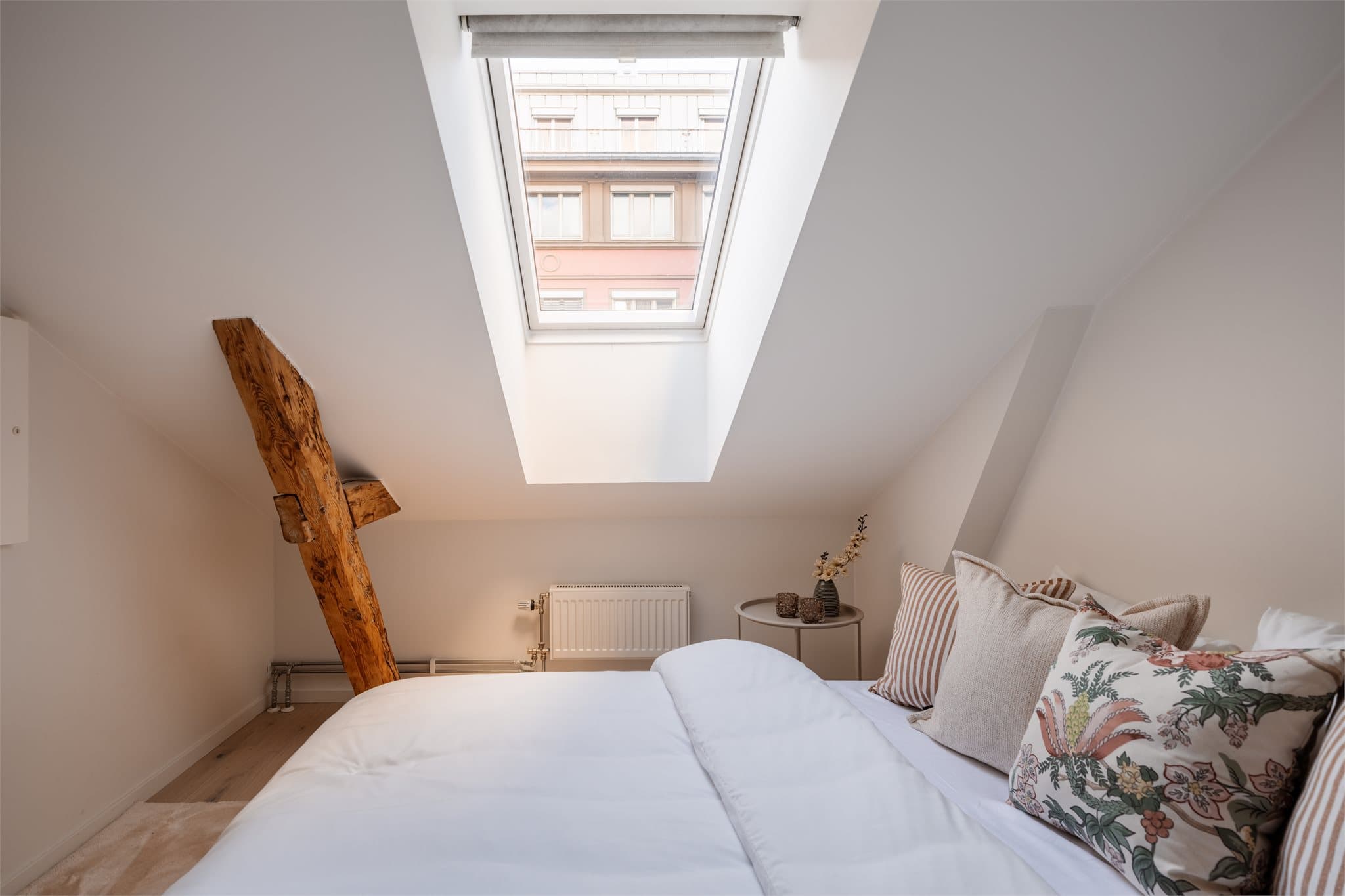 Soverommet har et takvindu som både gir godt lysinnslipp og gode luftemuligheter.