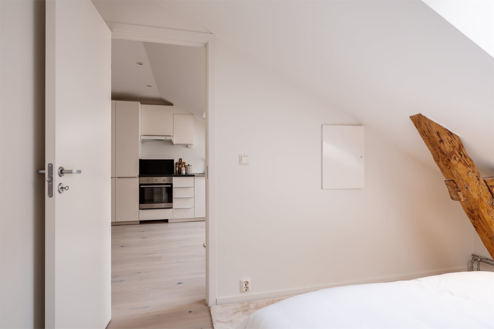 Sikringsskapet med automatsikringer er plassert på soverommet.