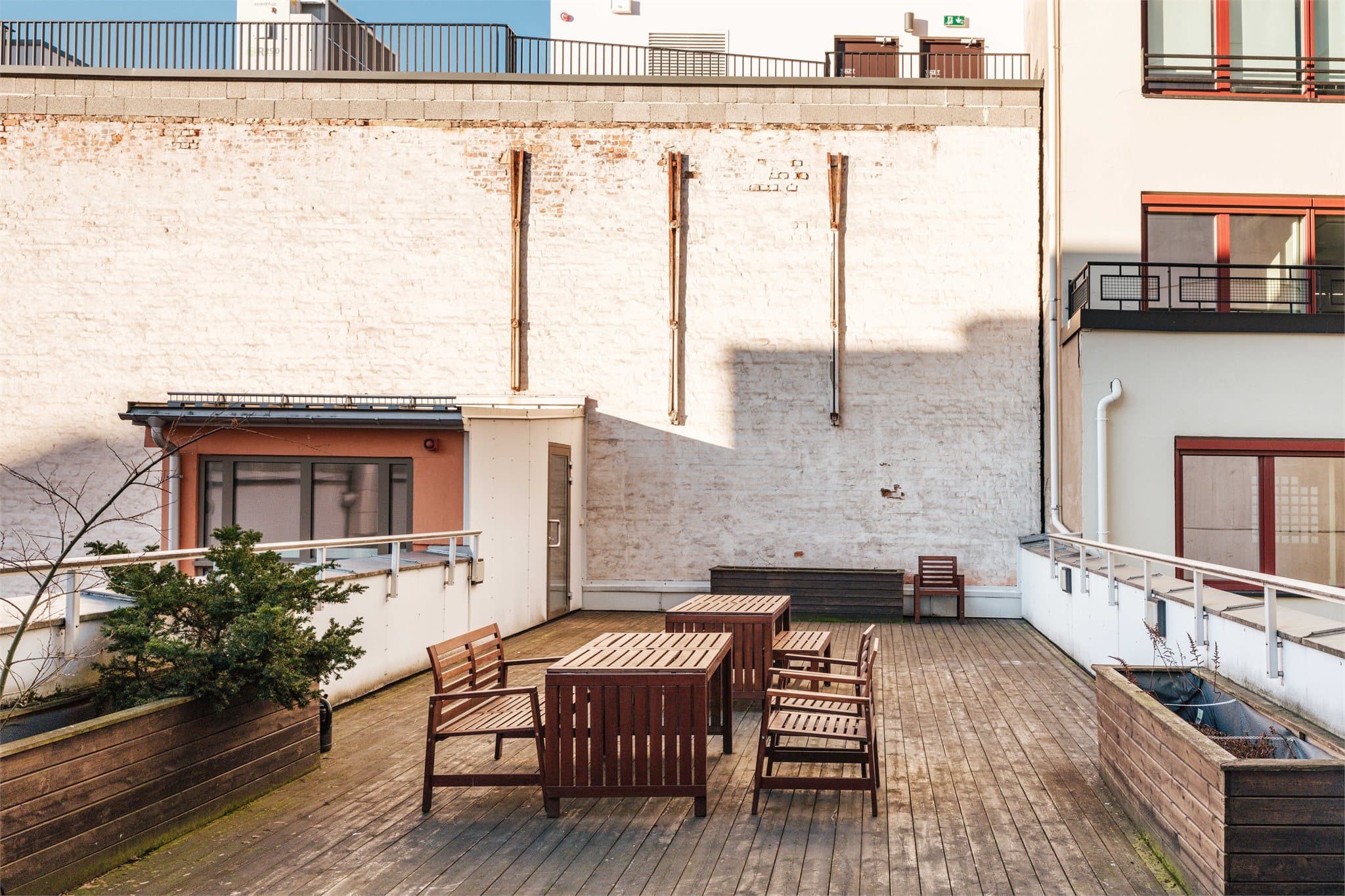Sameiet har en felles takterrasse med sittegrupper, et hyggelig samlingspunkt for beboerne.