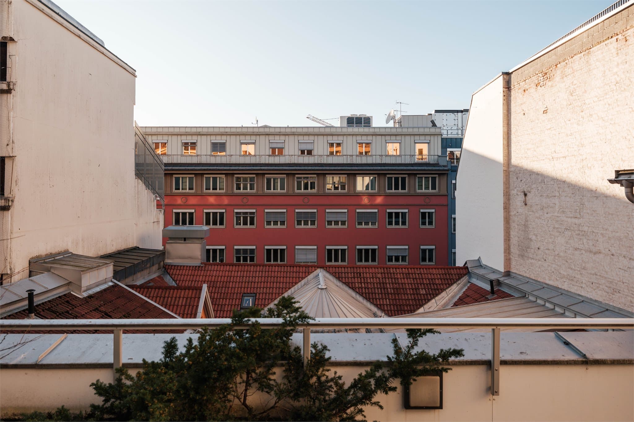 Fra takterrassen ser man ut over de rolige, indre gårdsrommene i Kvadraturen.