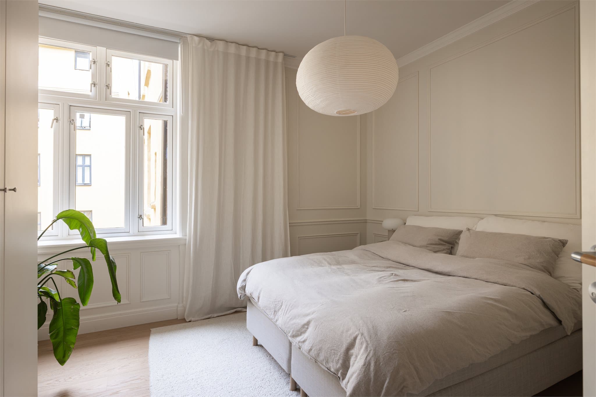 Leiligheten har tre soverom, alle med plass til seng, nattbord, garderobe og annet ønsket møblement.