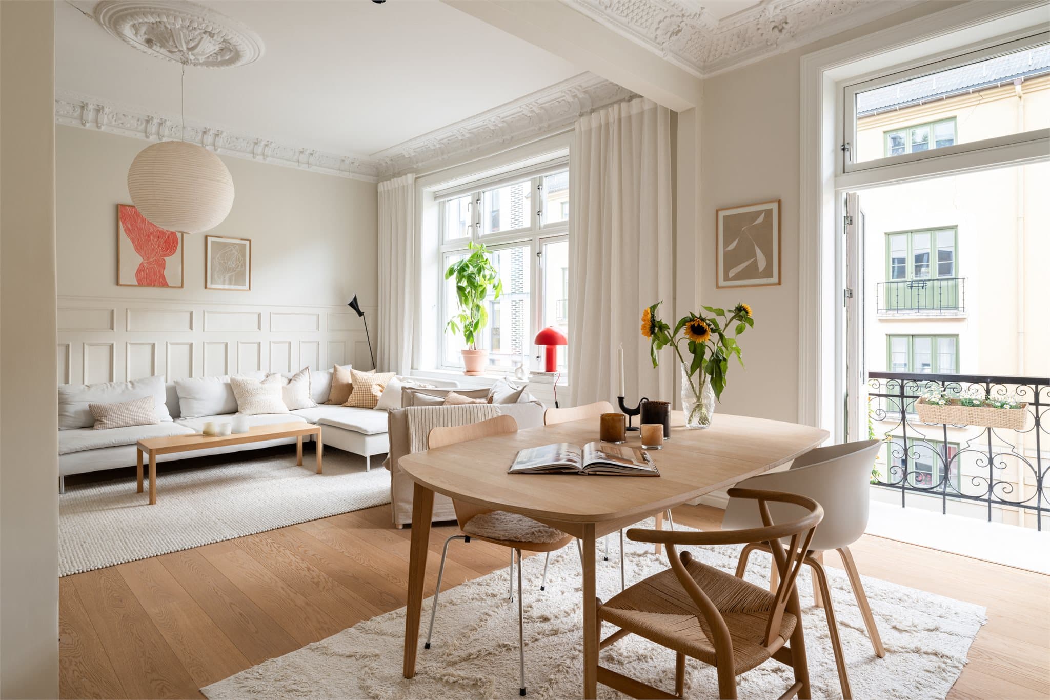 Her presenteres en vakker, sjarmerende og påkostet 4-roms med en flott kombinasjon av klassisk stil og moderne standard.