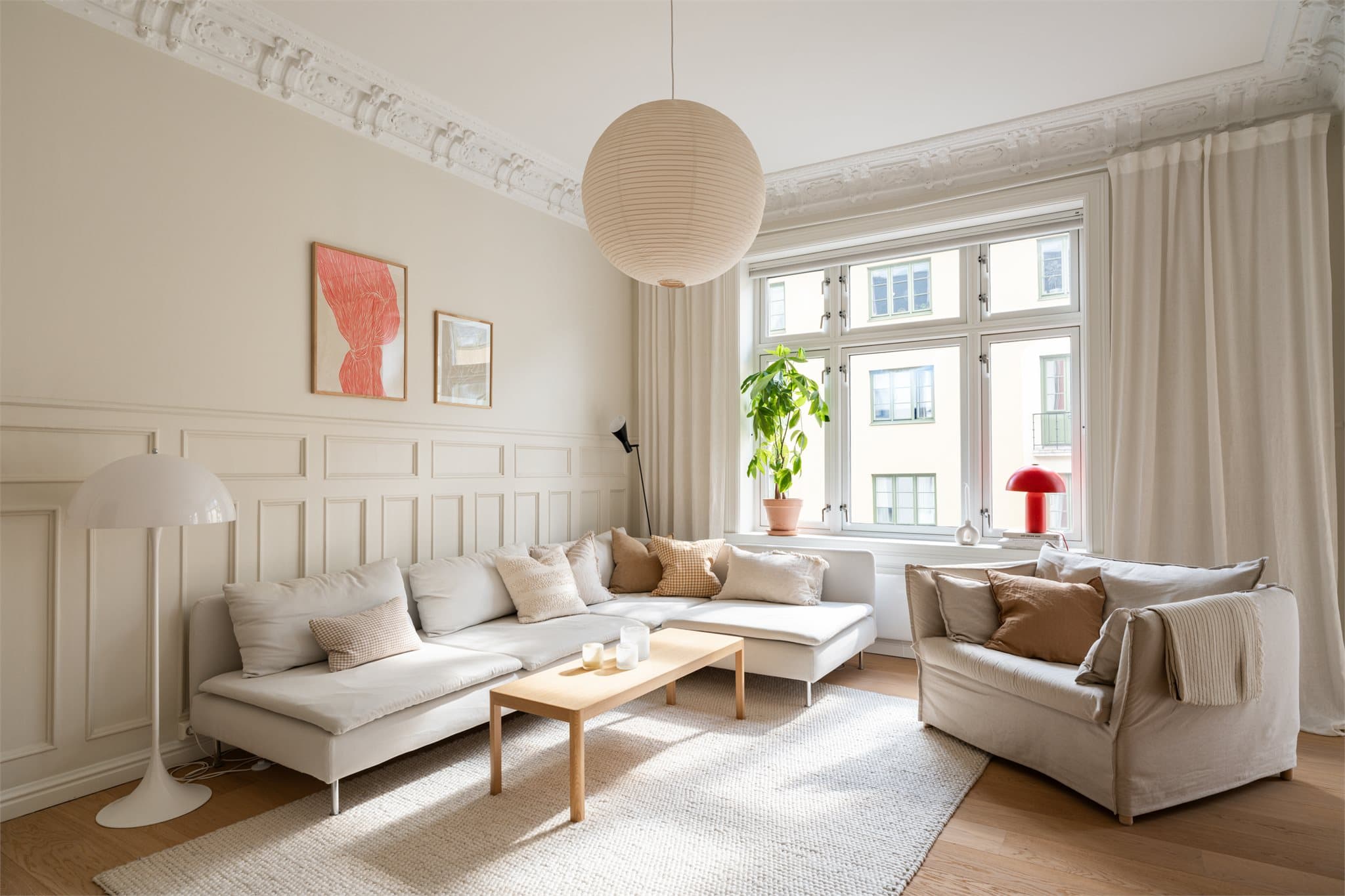 Stue og kjøkken i åpen løsning med naturlige soner for innredning.