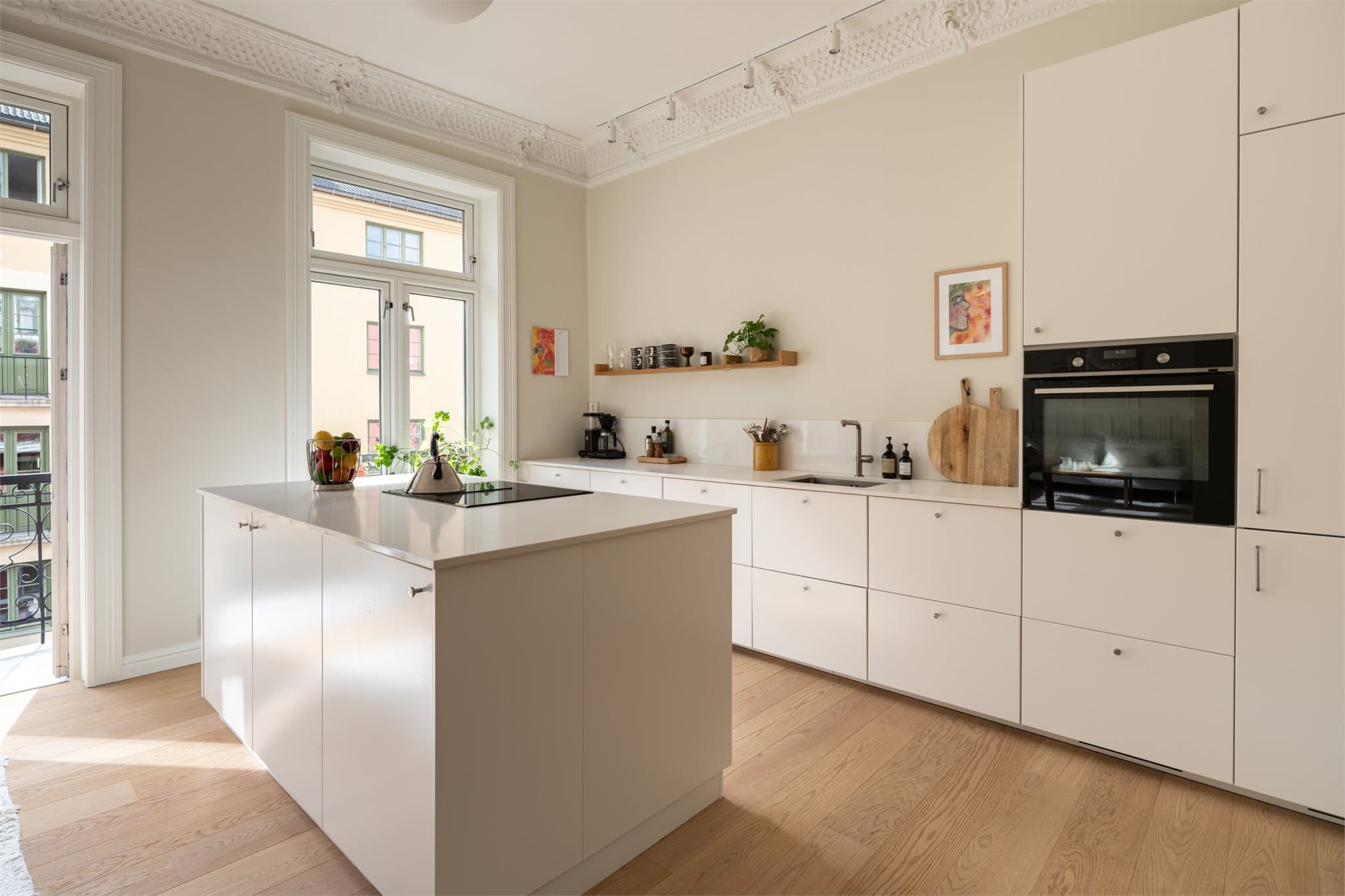 Kjøkkenet er moderne og stilrent med rene linjer og tidløst design.