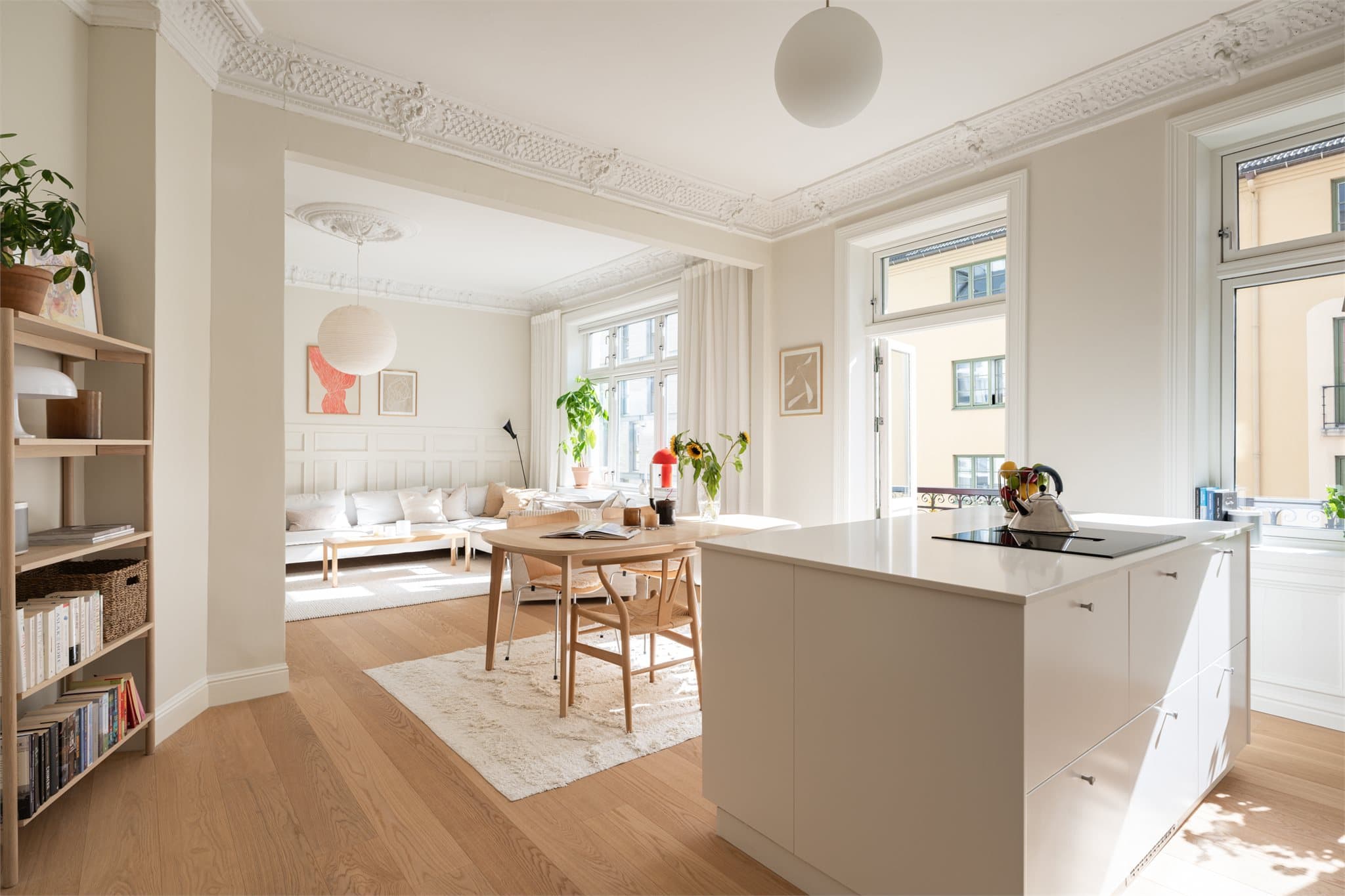 Den romslige kjøkkenøya gir både ekstra arbeidsflate og oppbevaring.