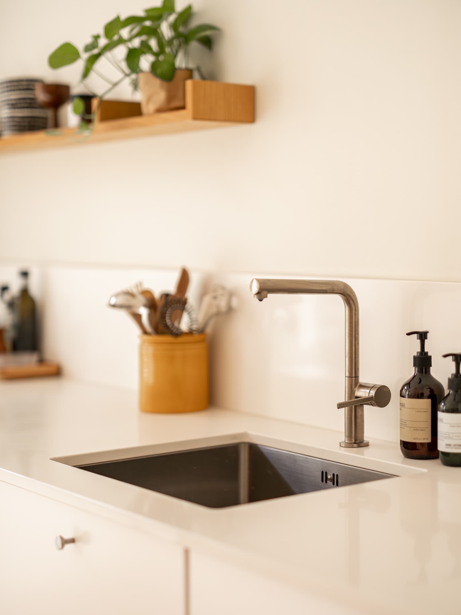 Kjøkkenet har integrerte hvitevarer som stekeovn, platetopp, oppvaskmaskin og kjøle/fryseskap.