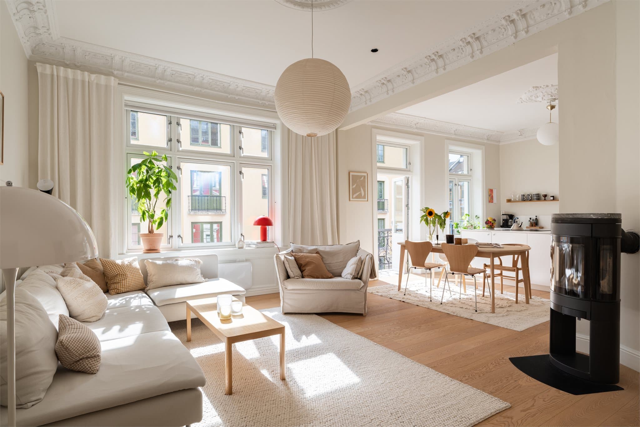 Leiligheten ligger i 3. etasje og har ettertraktede fasiliteter som solrik balkong og peis. Oppgradert med nytt bad, kjøkken, gulv og overflater.