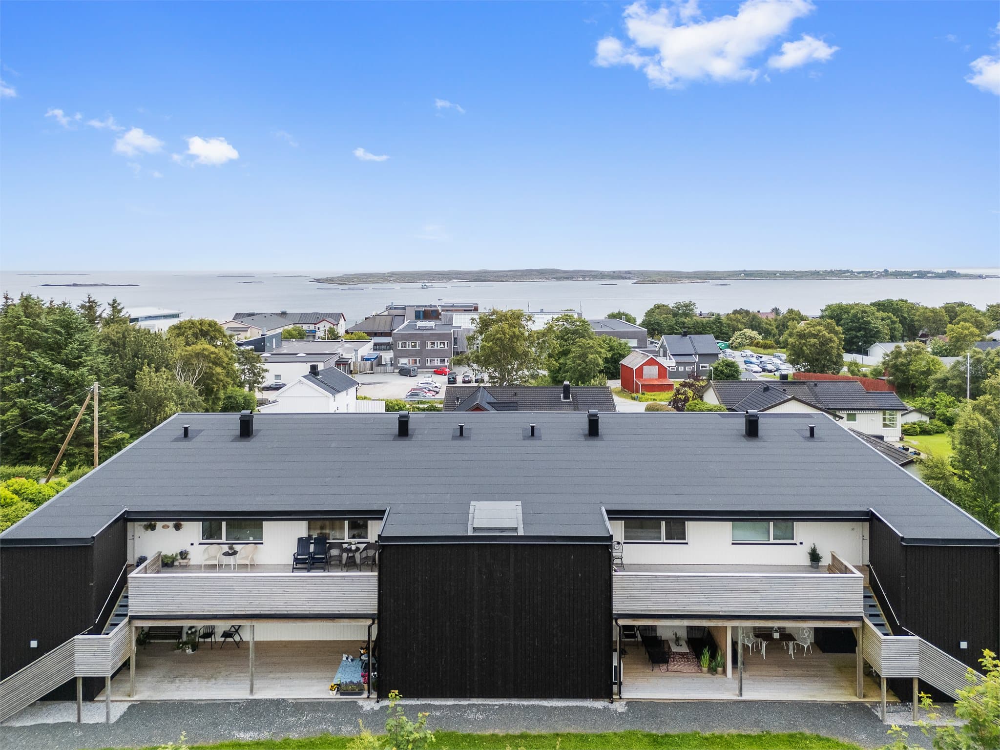 Leiligheten ligger svært sentralt, med kort vei til Stjernesenteret, legesenter og restauranter.