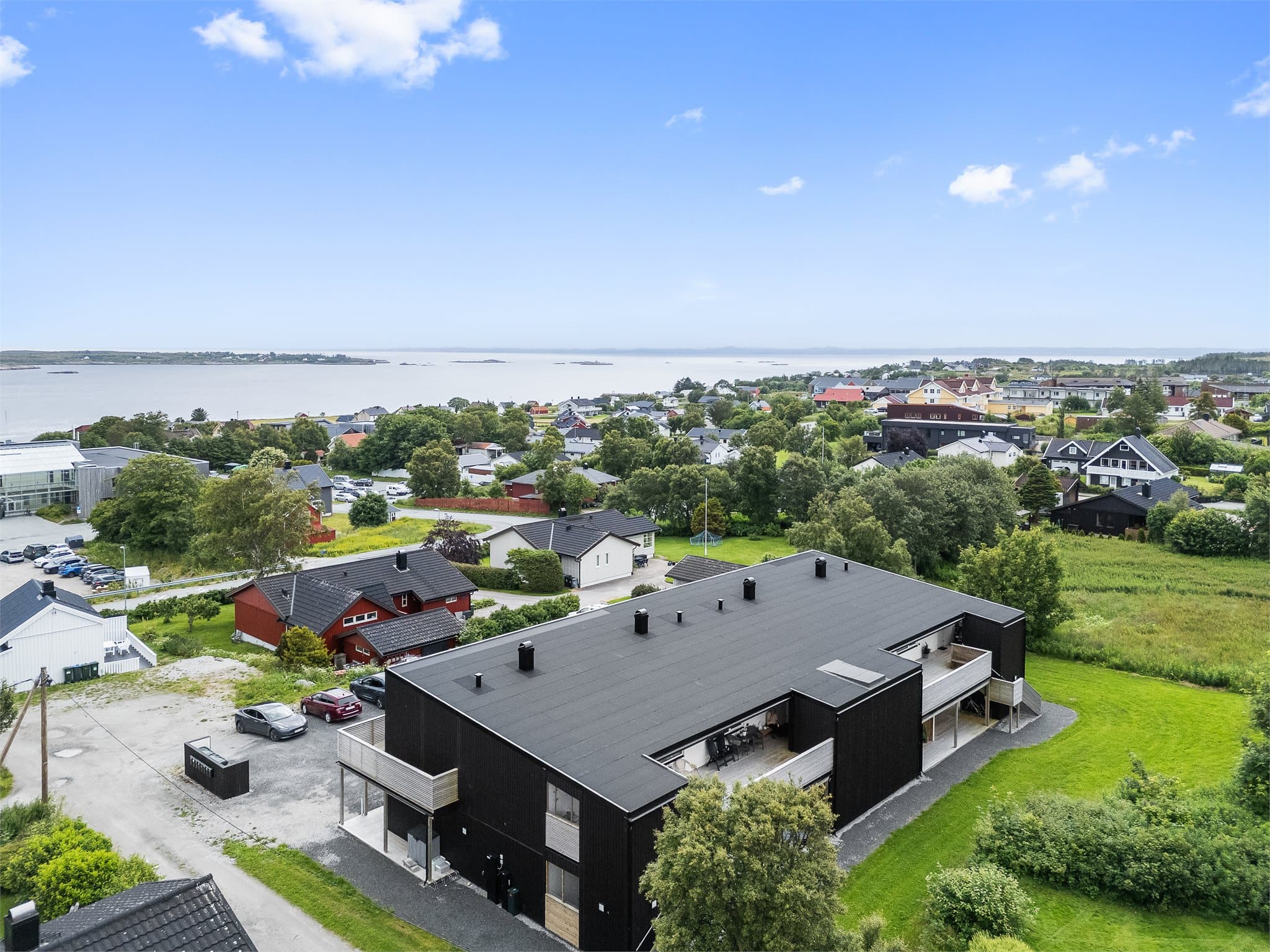 Her bor du omgitt av flotte naturomgivelser og med nærhet til sjøen.