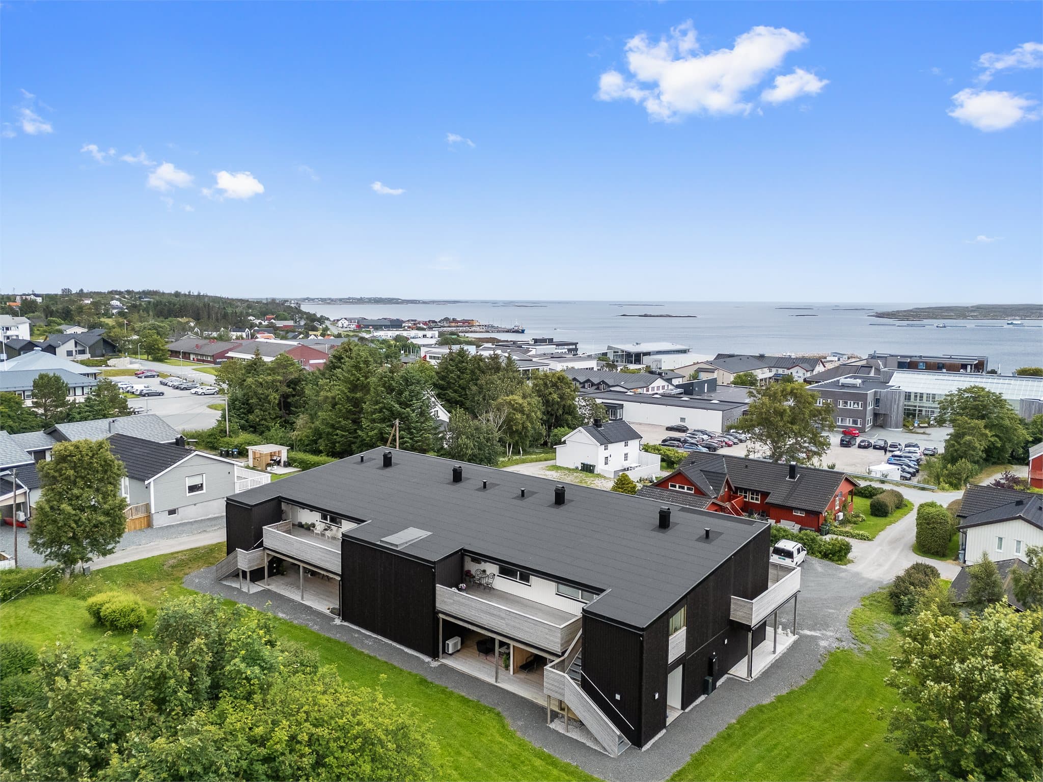 Parkering er praktisk plassert like ved leiligheten.