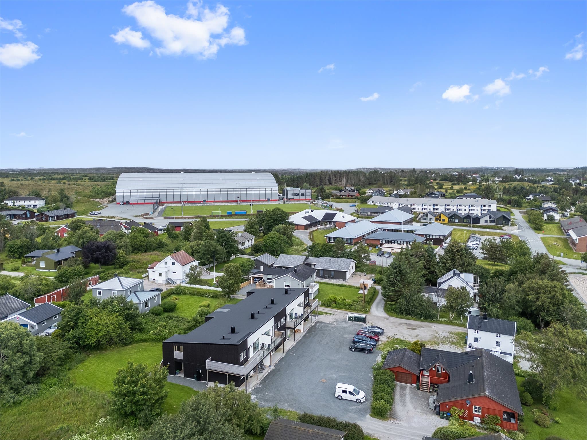 Her har du nærhet til Frøya storhall, med aktivitetsmuligheter for store og små.