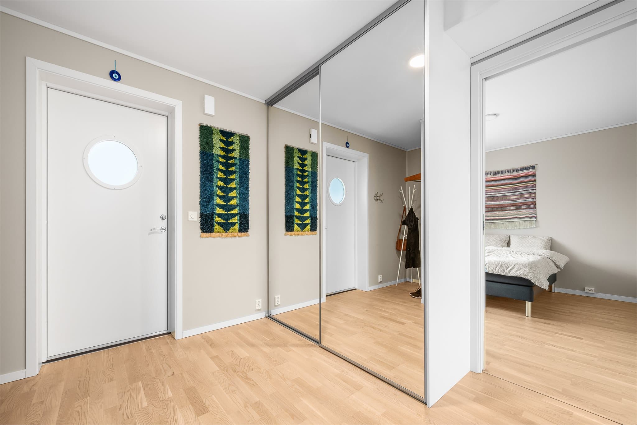 Romslig entré med gode oppbevaringsløsninger og plass til å henge fra seg yttertøy.