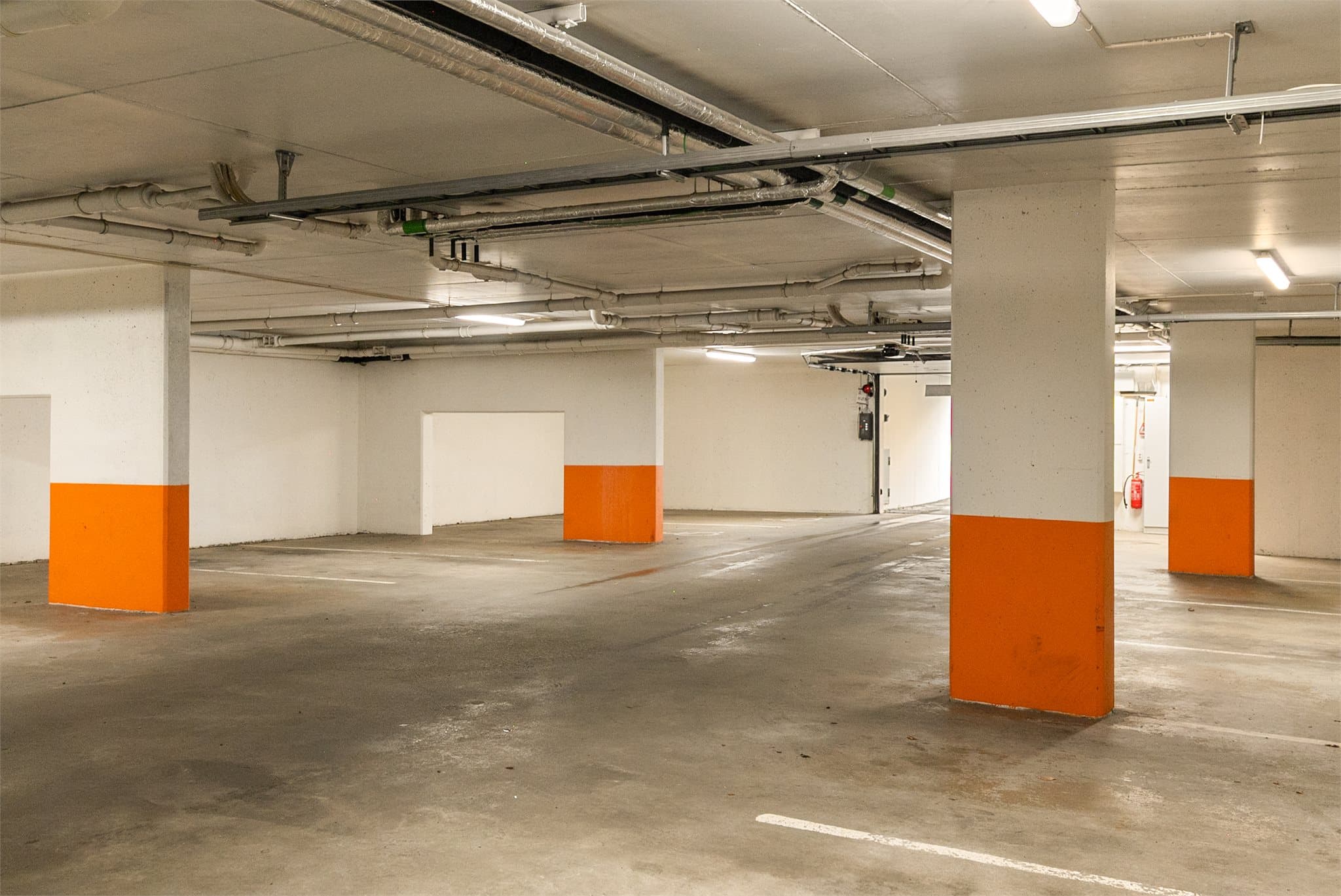 - Tilhørende leiligheten har man en fast garasjeplass med fjernstyrt garasjeport og mulighet for å installere elbil-lader. Bildet viser gjesteparkeringen -
