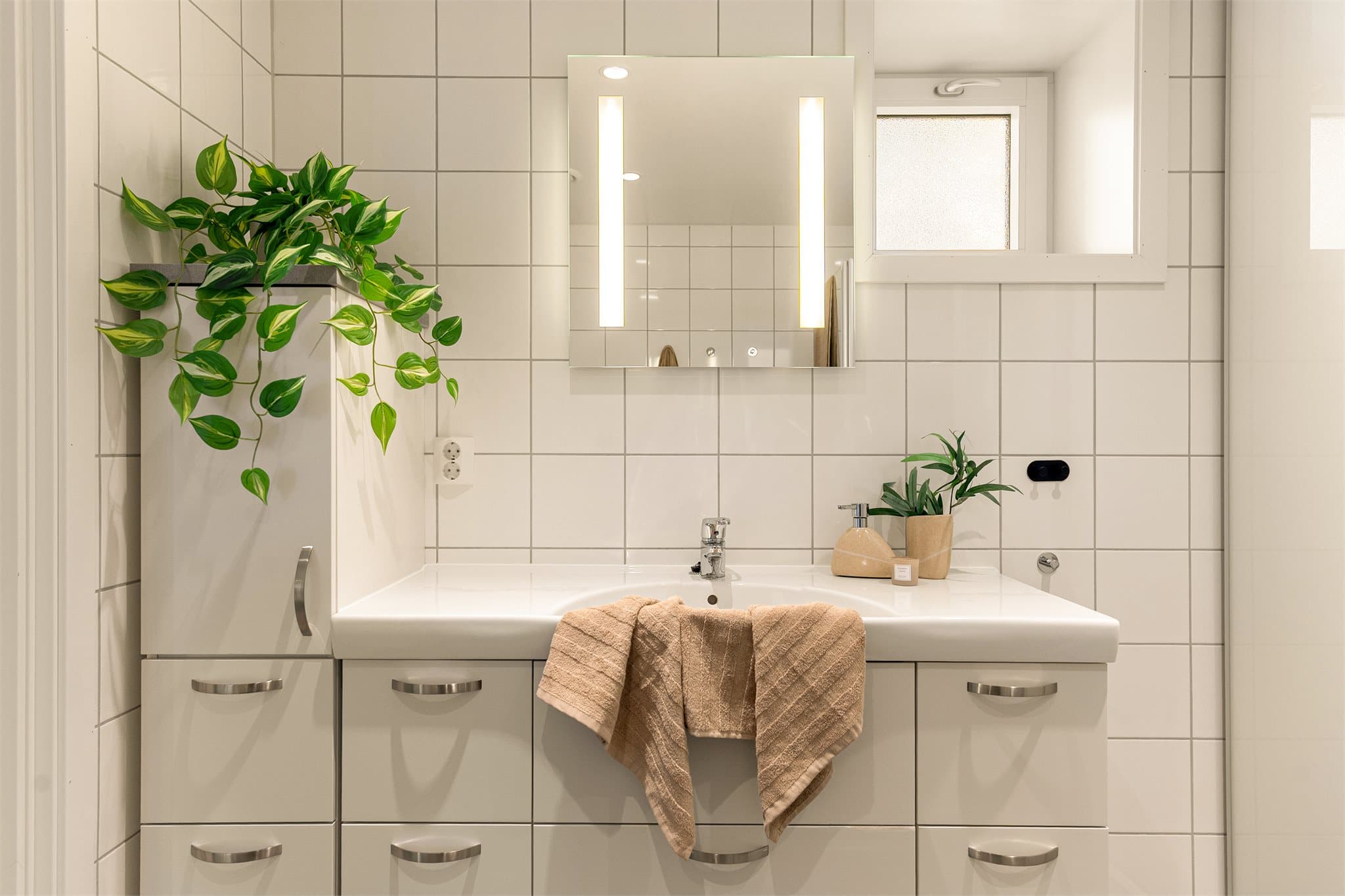 - Badet måler 6,3 m² og er innredet med dusj m/glassvegger, vegghengt toalett og baderomsinnredning -