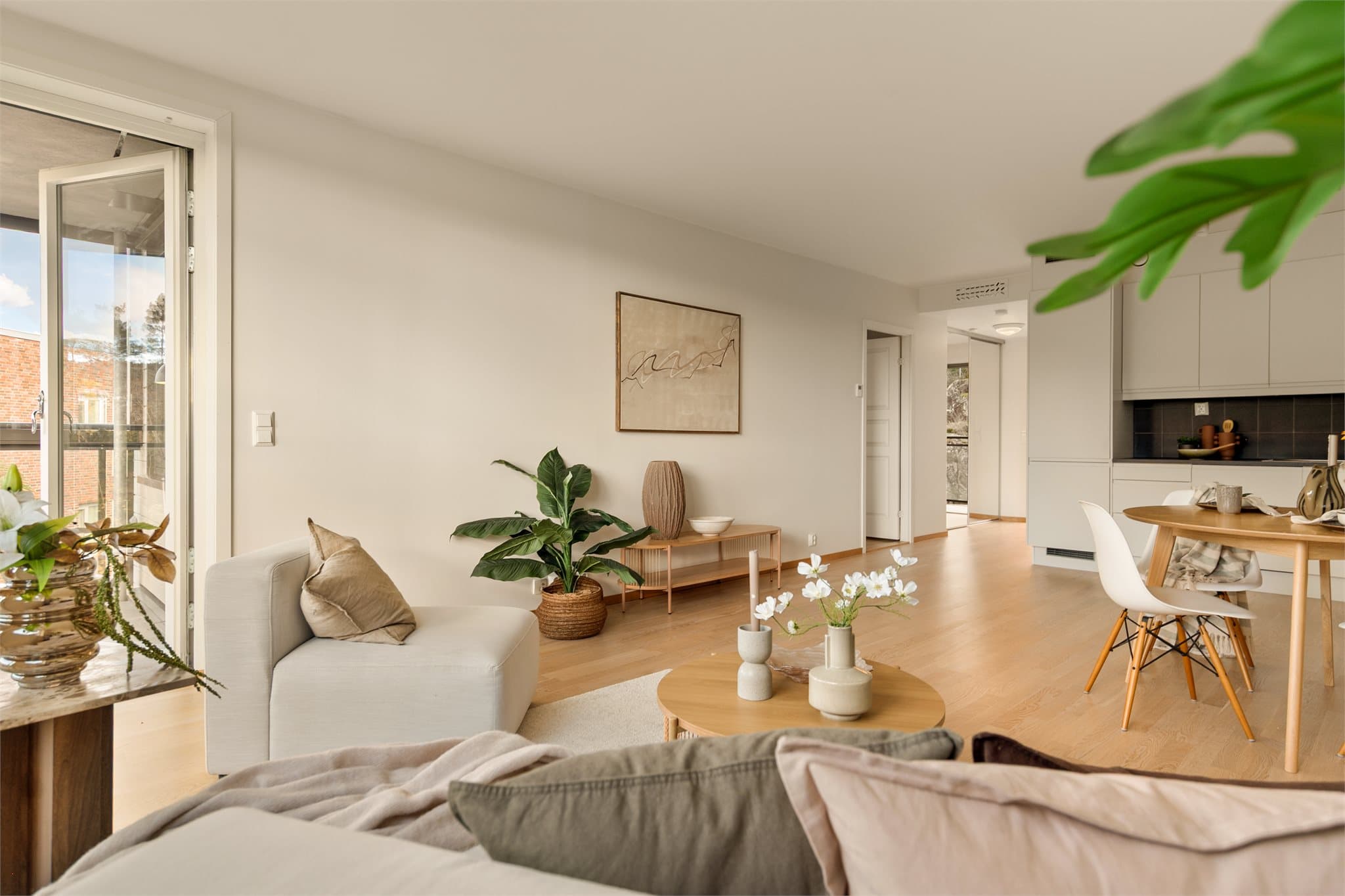 - Den åpne stue- og kjøkkenløsningen måler 32 m² -