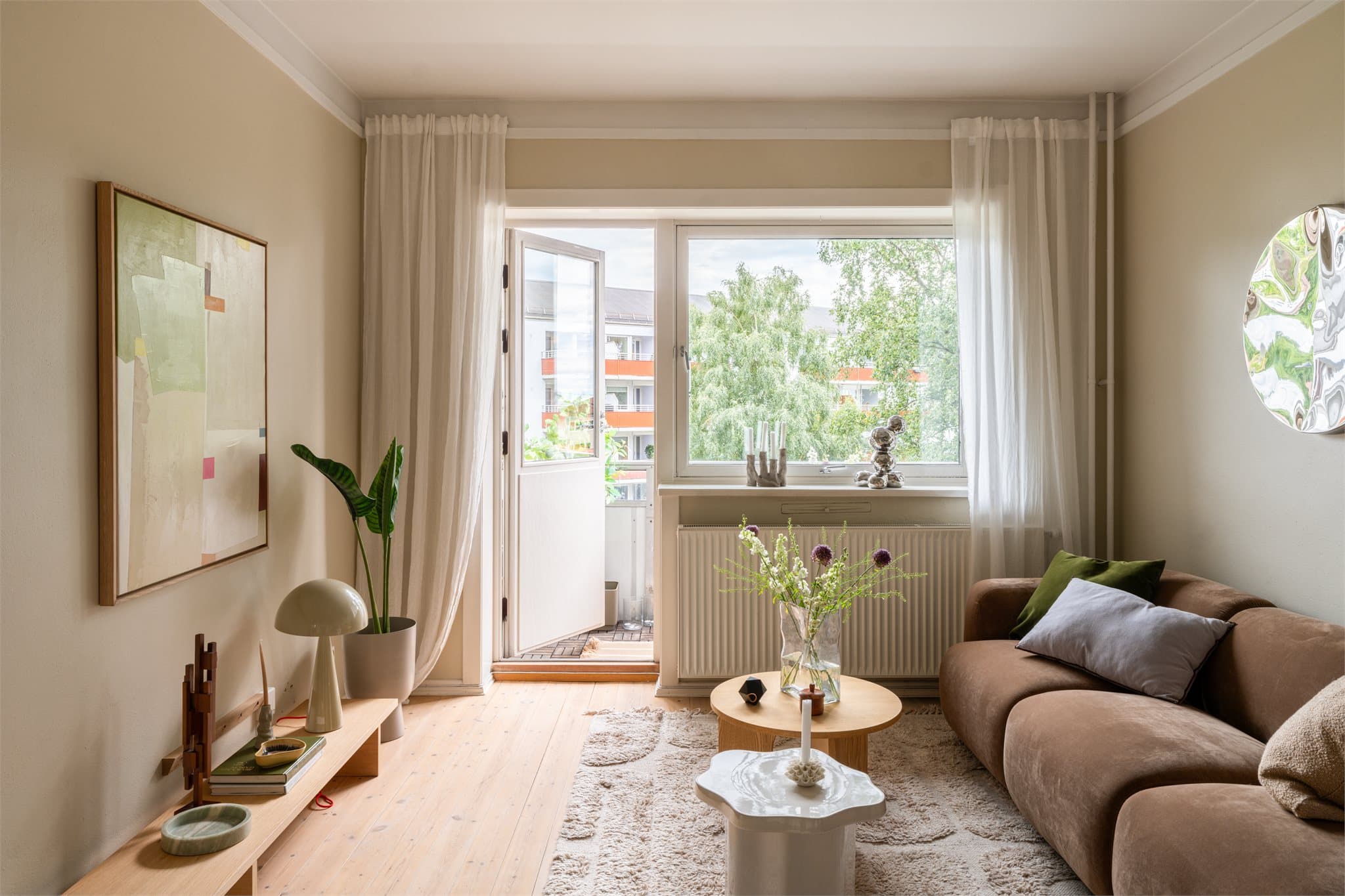 Stuen har en sjenerøs takhøyde på ca. 2,67 meter og store vindusflater som slipper inn mye lys.