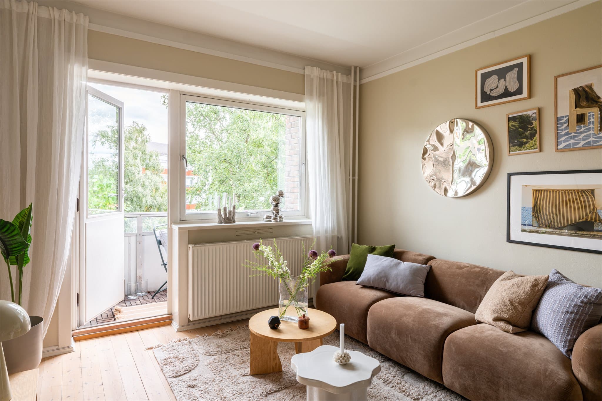 Boligen har fjernvarme (Bergvarme) som gir lave strømutgifter året rundt.
