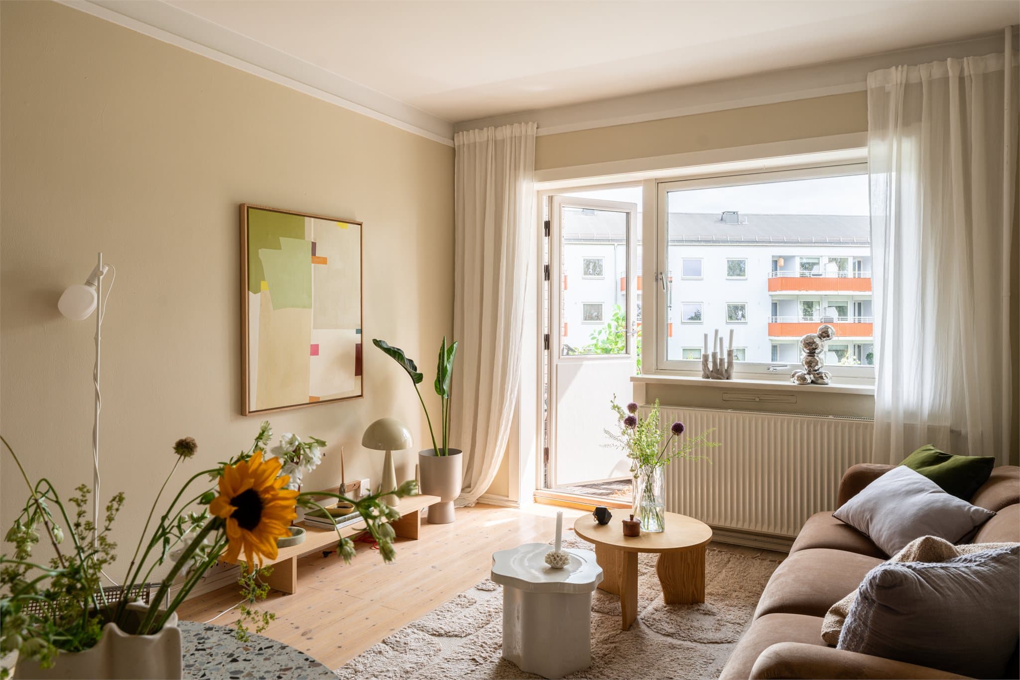 Boligen har en romslig stue med god plass til stor sofa og tilhørende møblement.