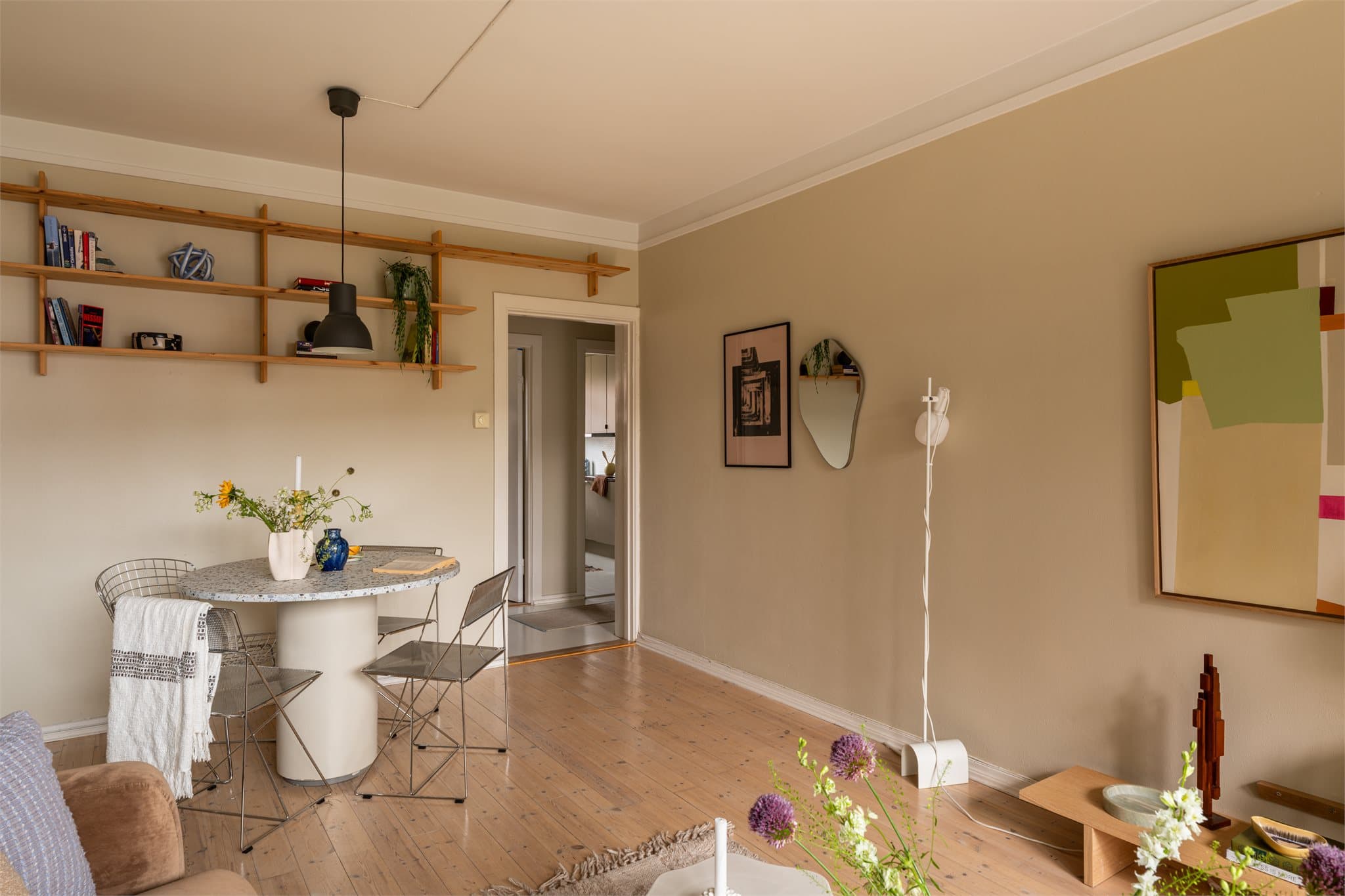 Her kan du også ha langbord med god plass til venner og familie på middagsselskaper.