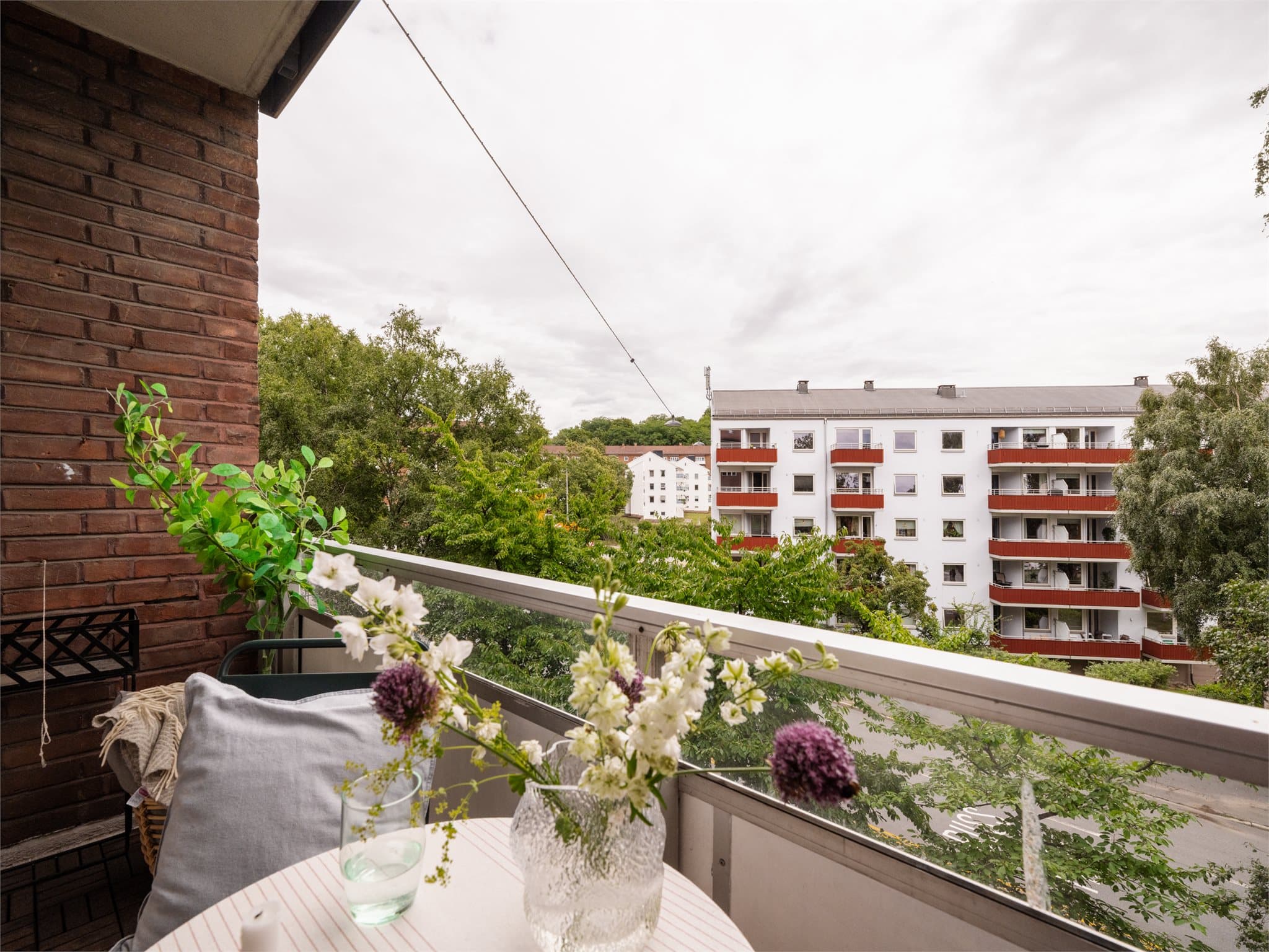 Boligen har en solrik balkong med fin utsikt og grønne trær rett på utsiden. Lite innsyn til tross for at boligen ligger svært sentralt.