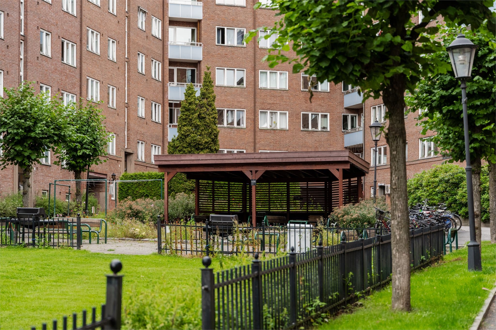 Engelsborg er mest kjent for sitt hyggelige bomiljø med gode naboer og fantastiske fellesområder hvor du kan grille og sole deg på solrike dager.