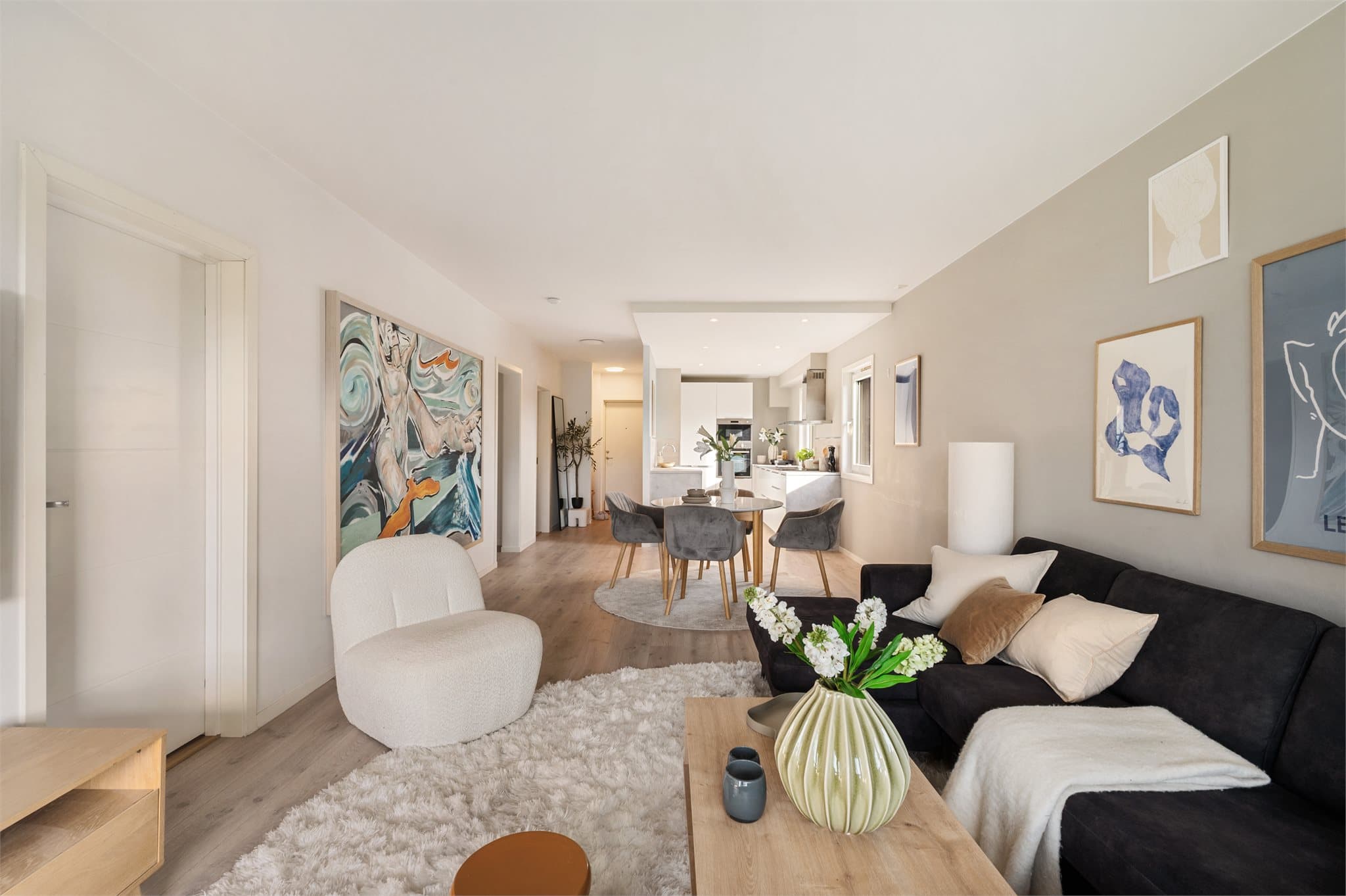 - Leiligheten har et totalt BRA-i på 74m² og inneholder entré, 3 soverom, bad, gang, stue/kjøkken og bod -