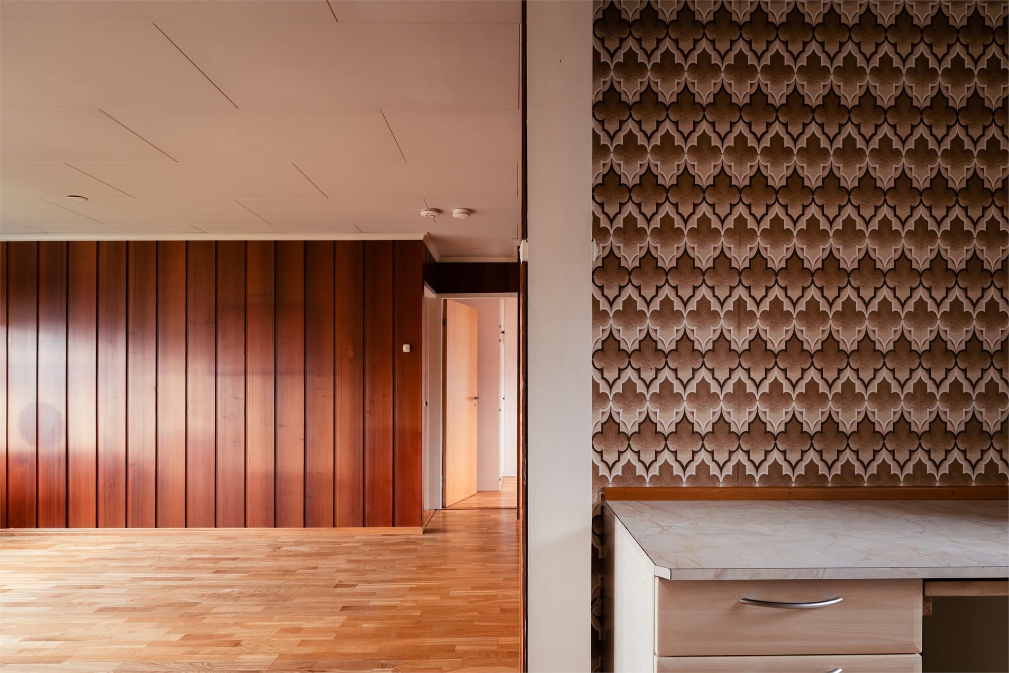 Lys og luftig stue med god plass til både sofagruppe og spisestue.