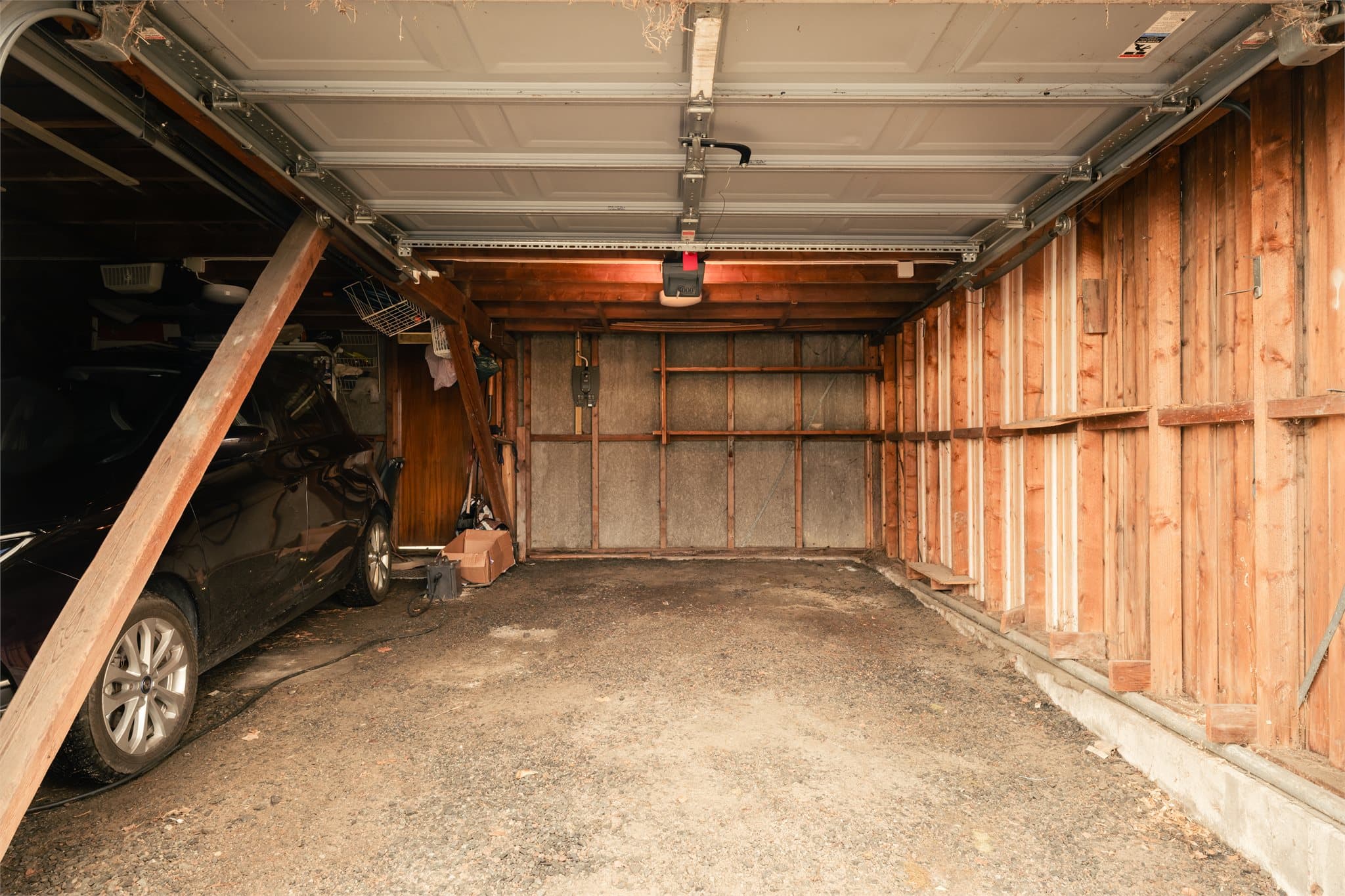 Garasjeplass ble målt til ca 15 m². Garasjen har plass nr 75. I garasjen er det opplegg på veggen for å montere elbil lader.