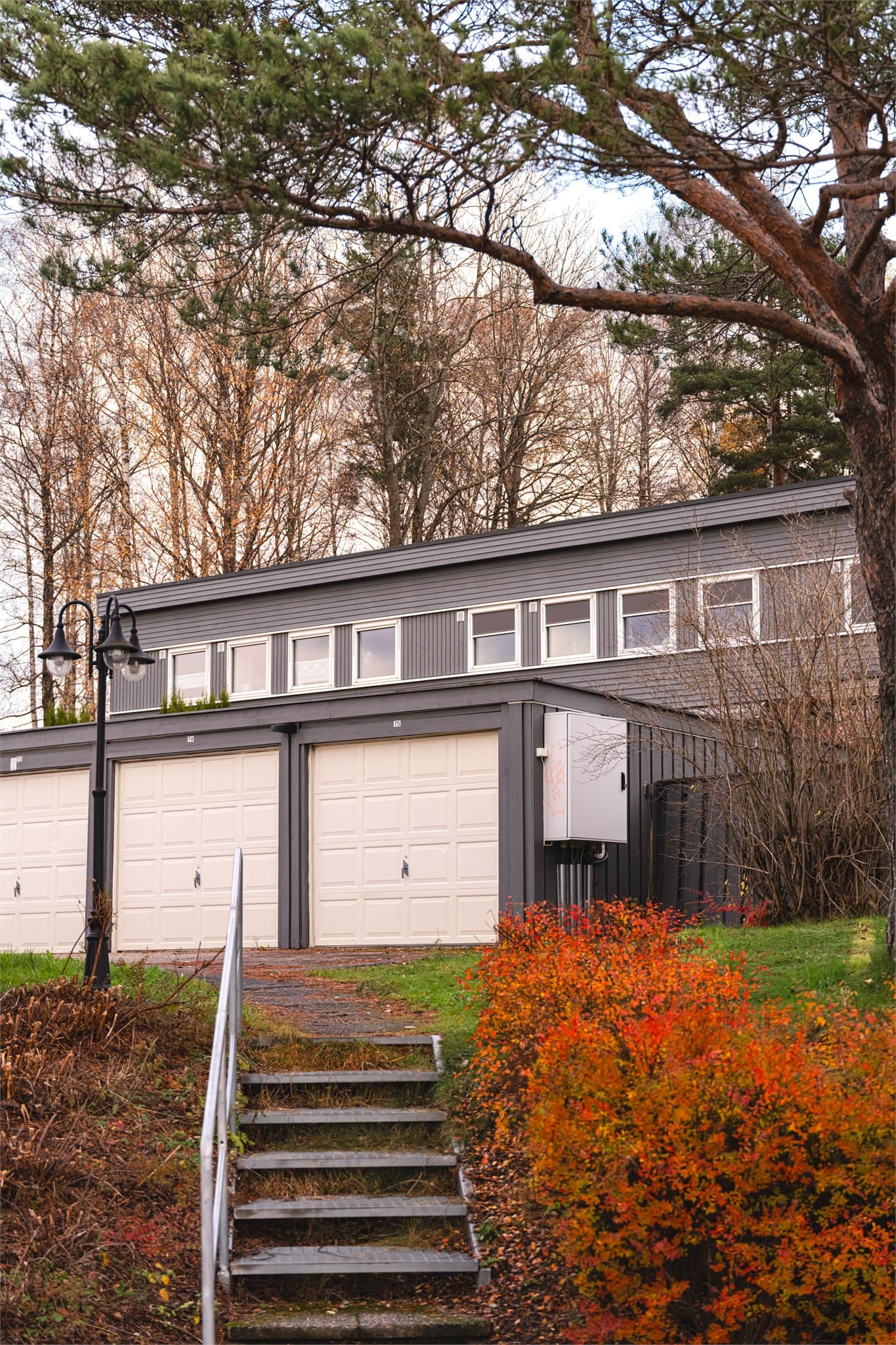 Rett nedenfor rekkehuset finner du garasjeplassen.