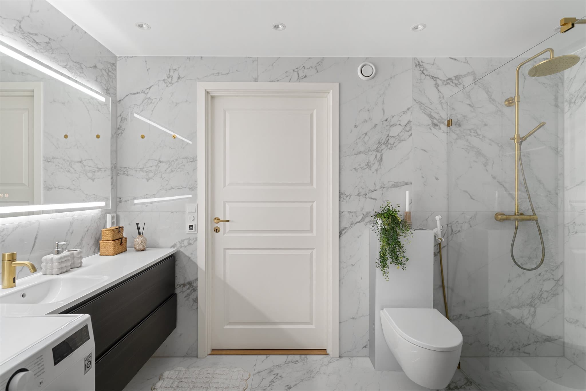 Praktisk adkomst til badet både direkte fra soverommet (en-suite) og fra gangen.