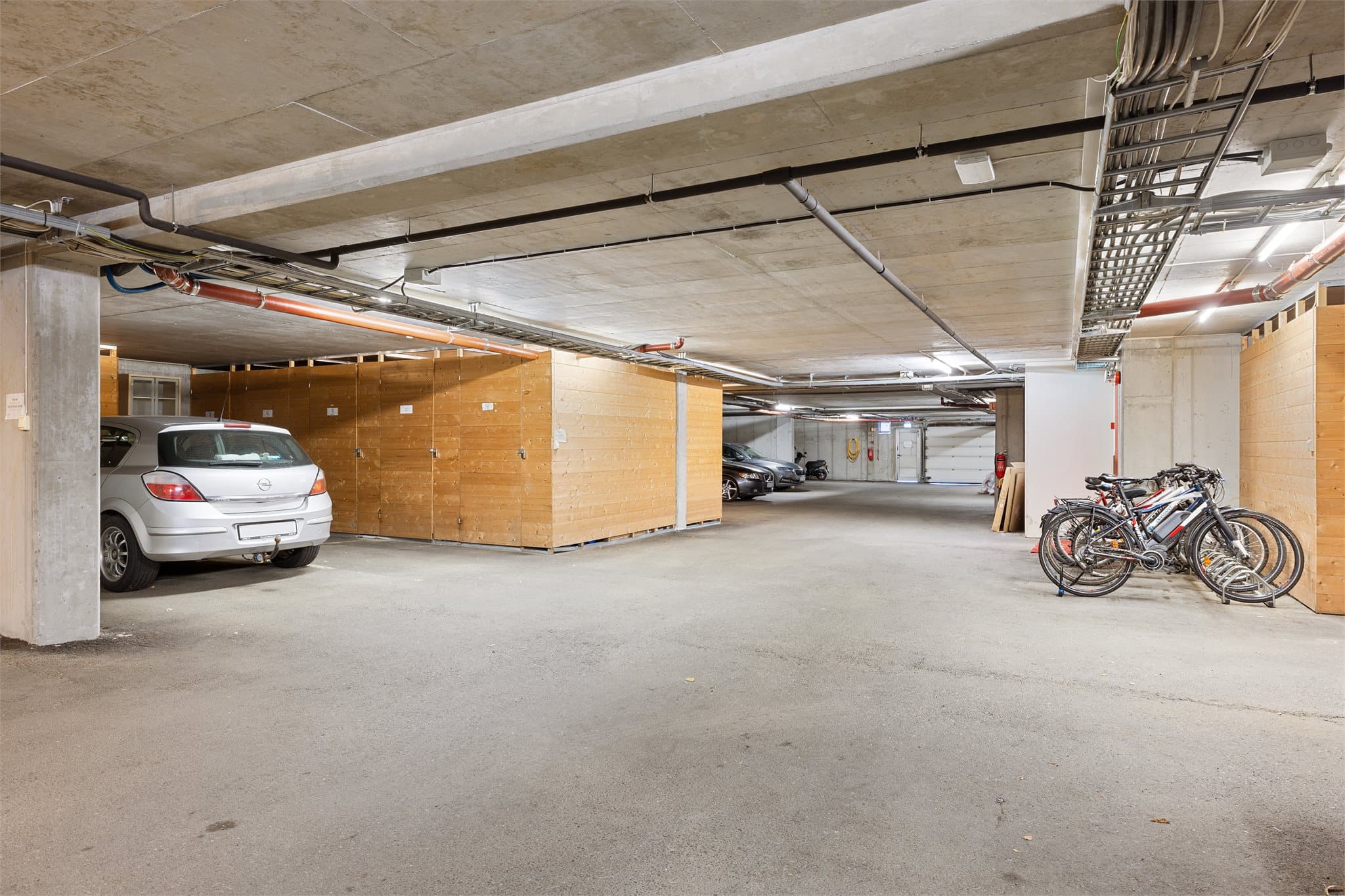 Parkering på utvendig biloppstillingsplass. Mulighet for å søke om fast garasjeplass.