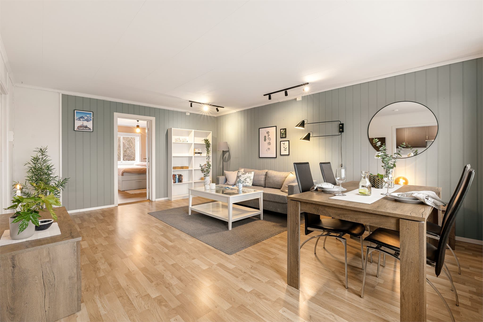 Lys og trivelig leilighet med store vindusflater og lune farger som gir en varm og innbydende atmosfære.