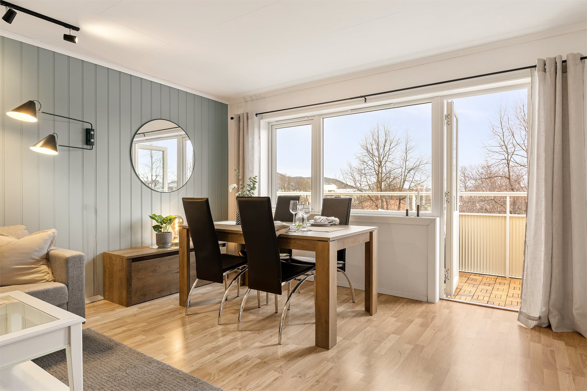 Fra stuen har man utgang til en herlig balkong på ca. 8 kvm.