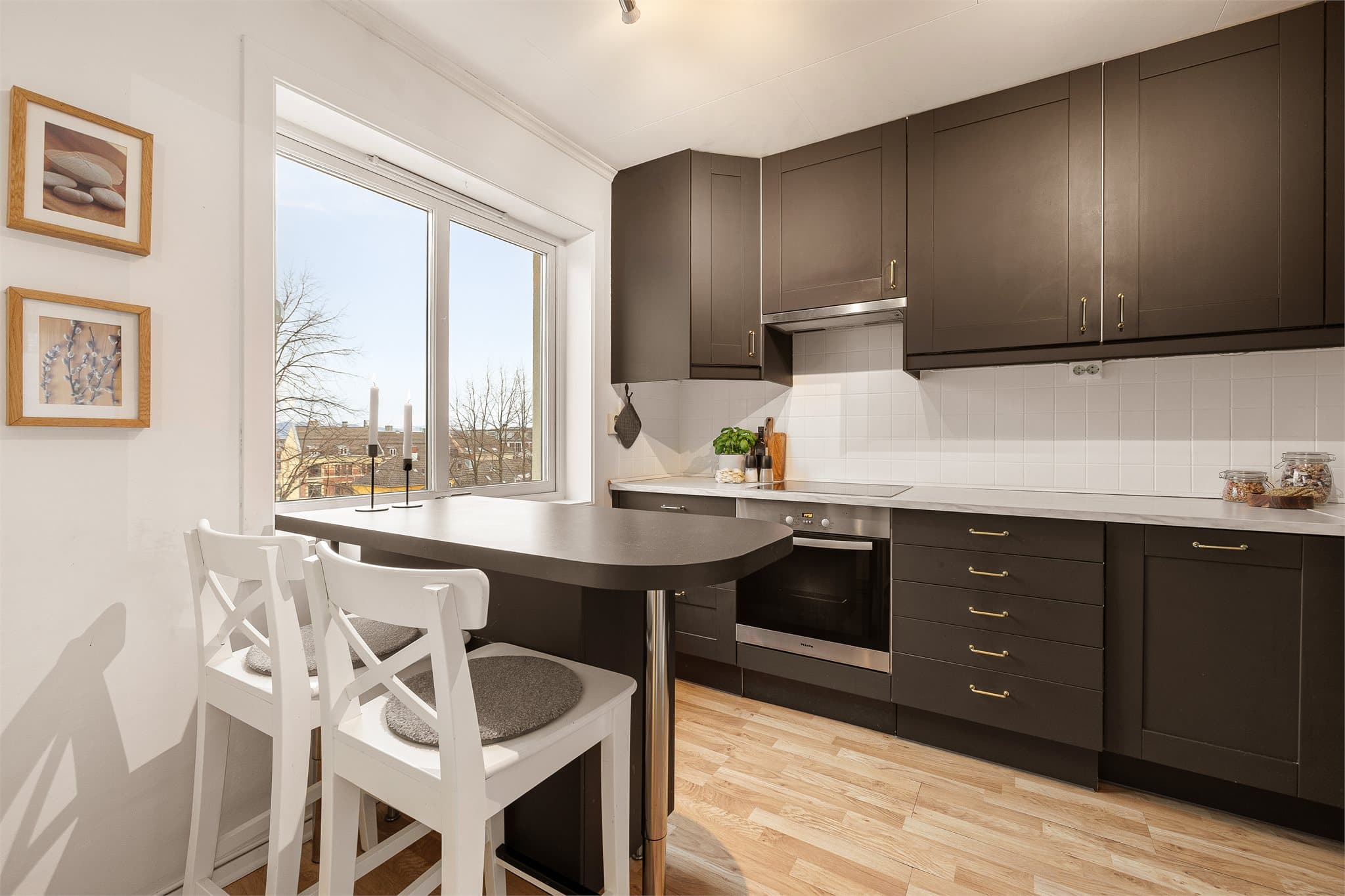 Et lekkert kjøkken utstyrt med god benke- og skapplass.