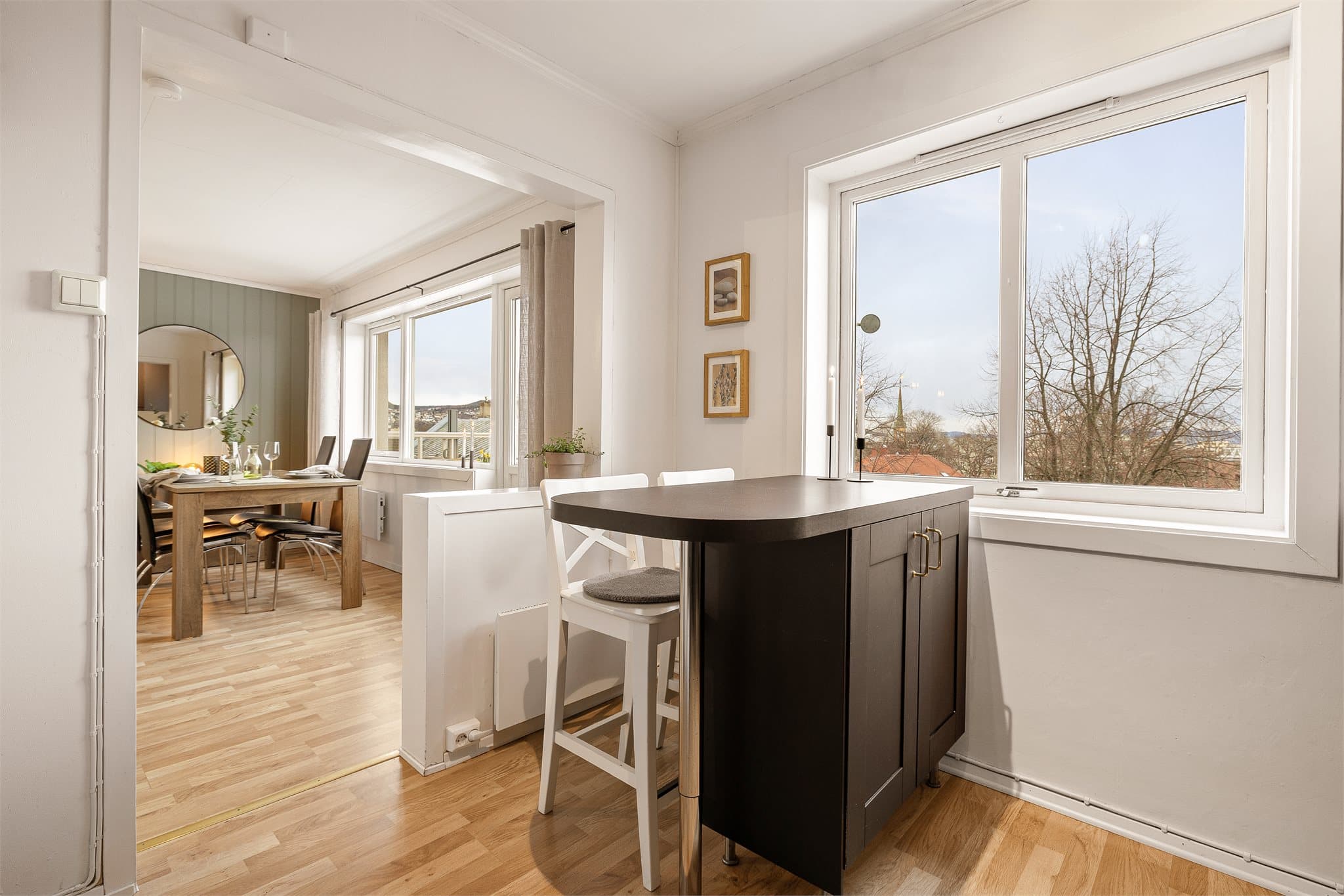 Kjøkkenøy med sitteplass gir en sosial og fleksibel løsning med mulighet for både spiseplass og ekstra arbeidsflate.