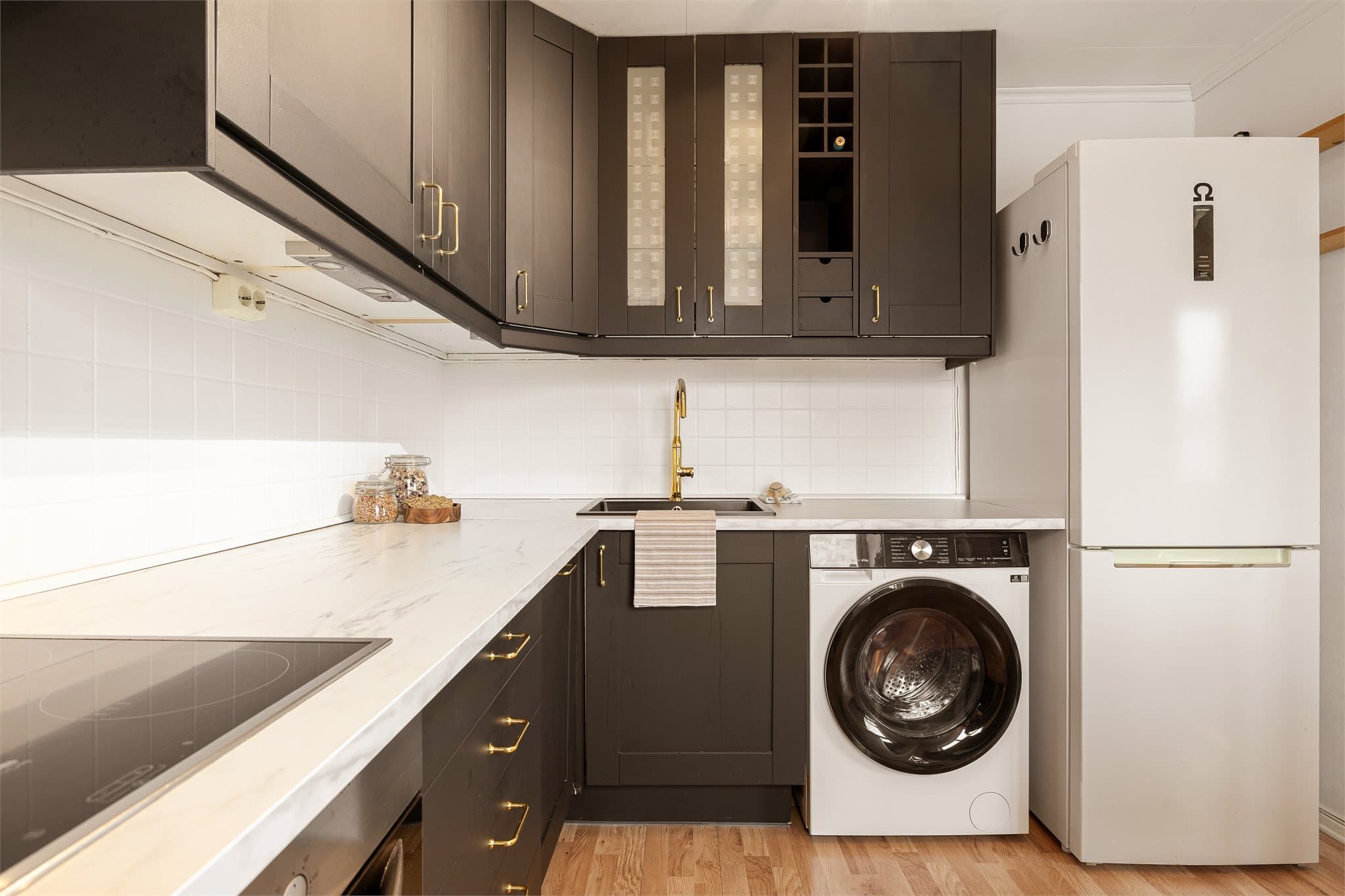 Kjøkkenet har en funksjonell løsning med opplegg for vaskemaskin.