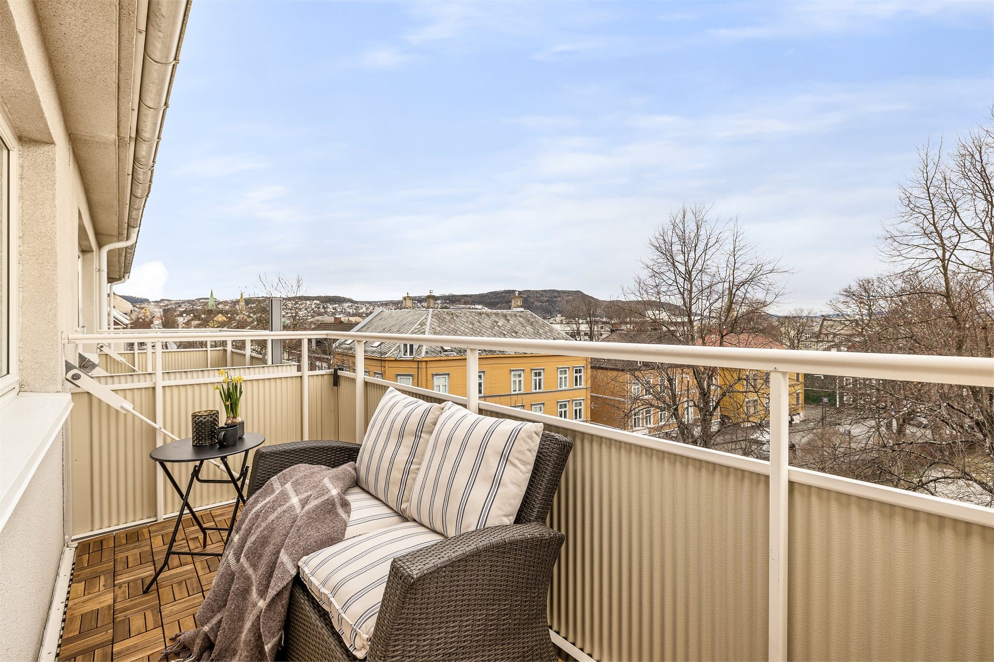 Leiligheten ligger rett ved Thornæsparken, et hyggelig grøntområde med lekeplass og sitteplasser som gir gode rekreasjonsmuligheter i nærmiljøet.