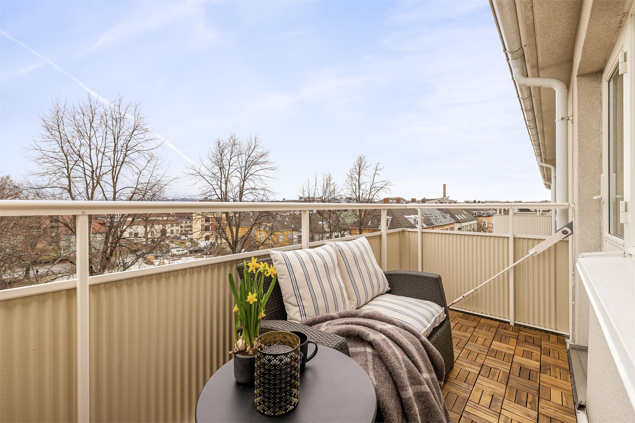 Balkongen har plass til en koselig sittegruppe.