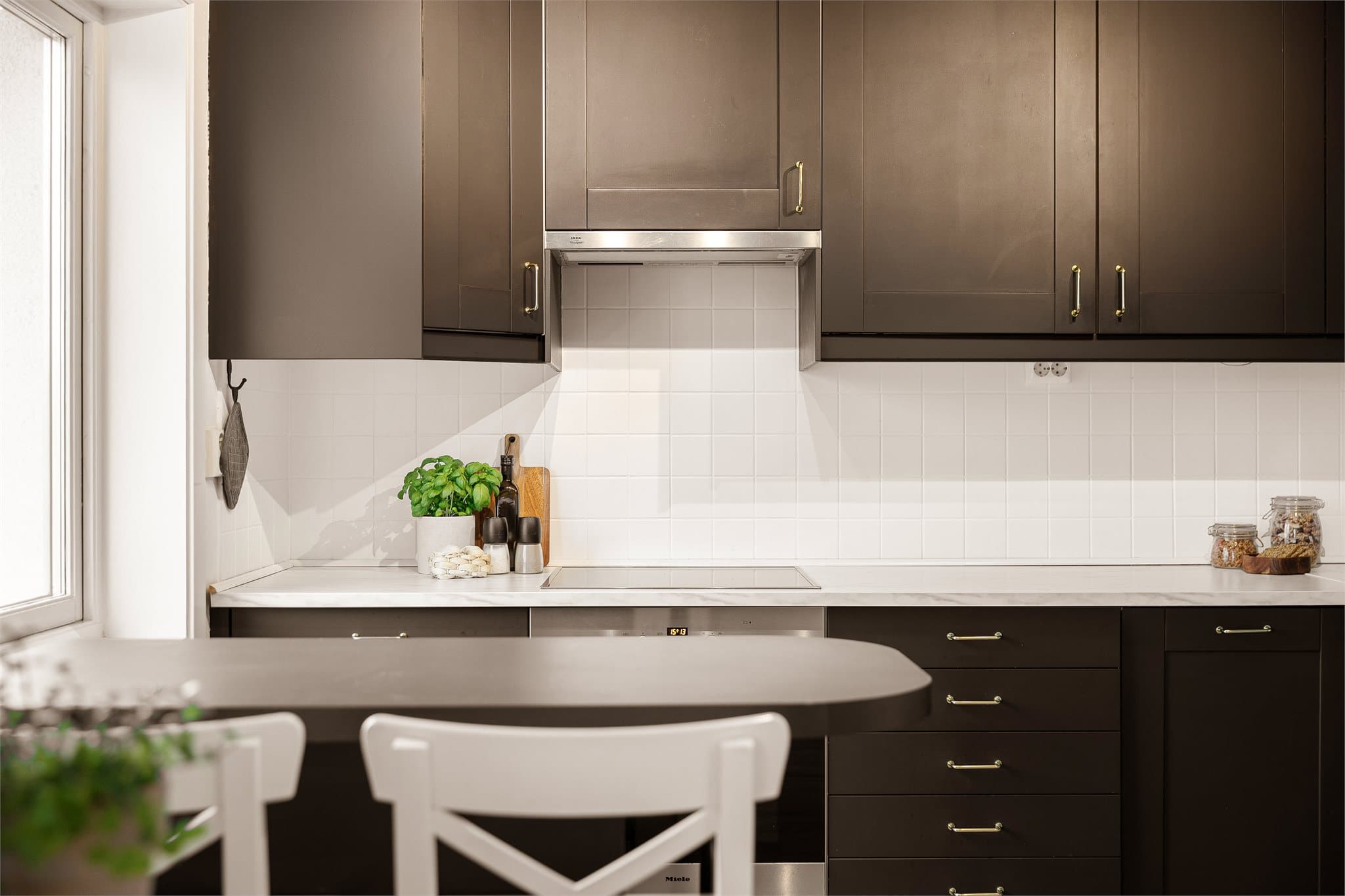 Kjøkkenet har en stor vindusflate som gir godt med lysinnslipp og gjør at kjøkkenet oppleves lyst og luftig.