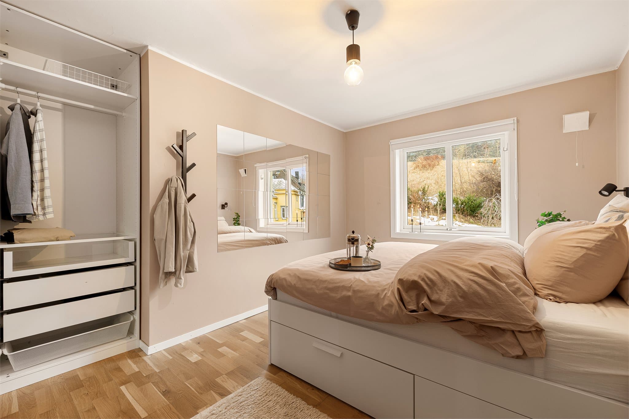 Det er god plass til garderobe eller annen oppbevaringsløsning.