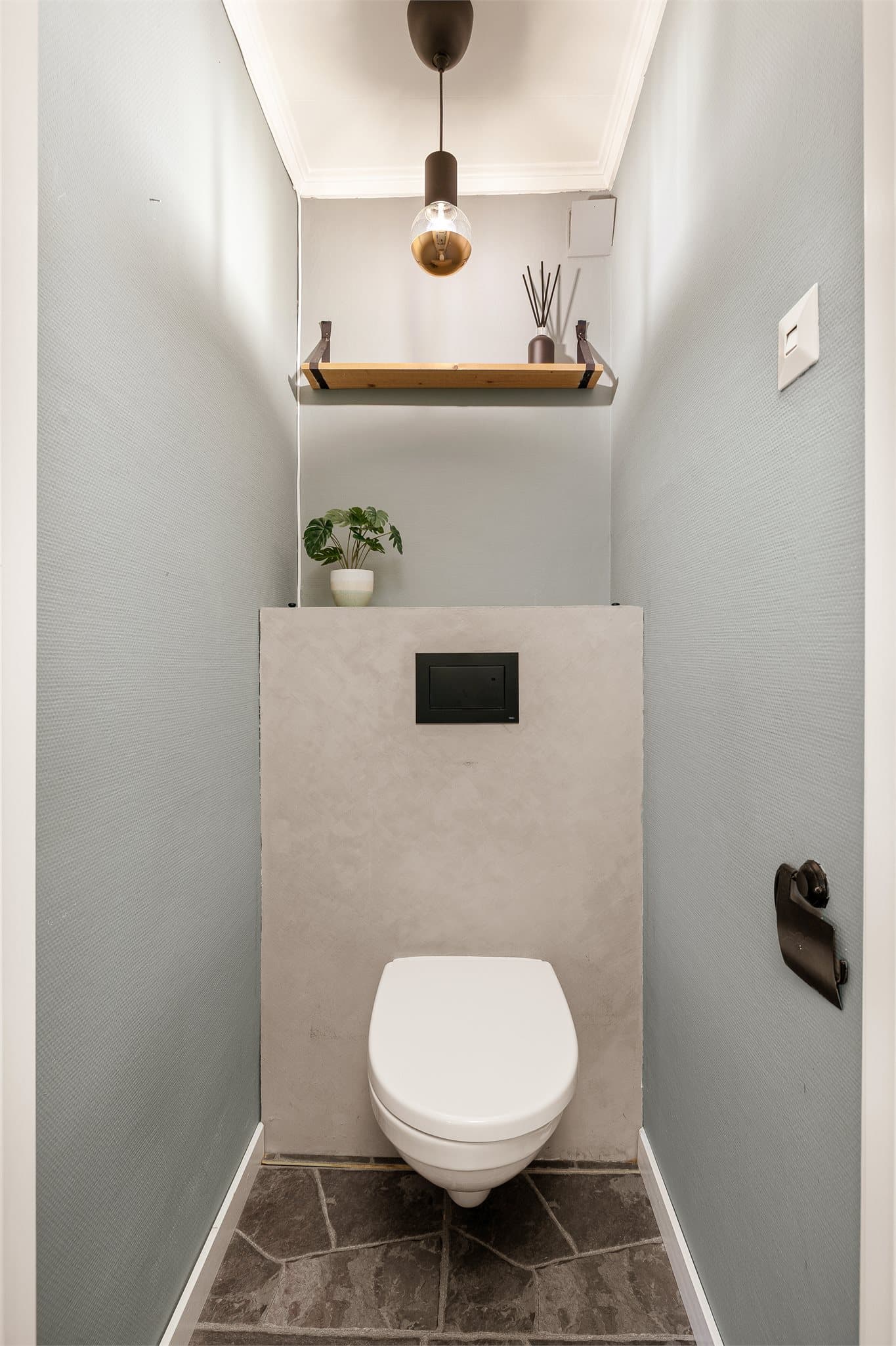 Et separat toalettrom er en funksjonell løsning i hverdagen.