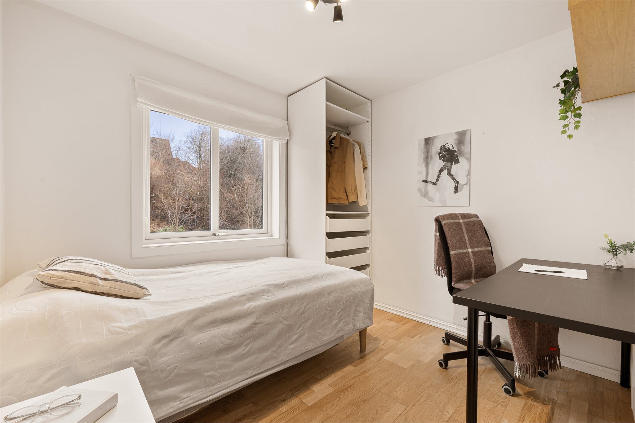 Lyst og pent soverom med godt lysinnslipp, som passer fint som barnerom, gjesterom eller hjemmekontor.