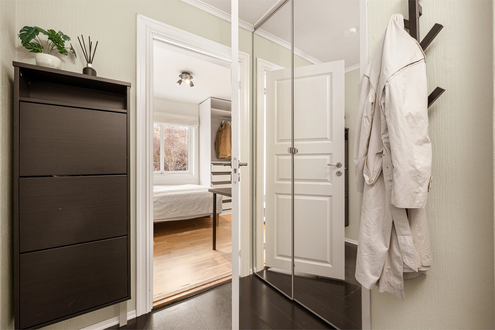 Entré med garderobeløsning som gir gode oppbevaringsmuligheter for yttertøy og sko.