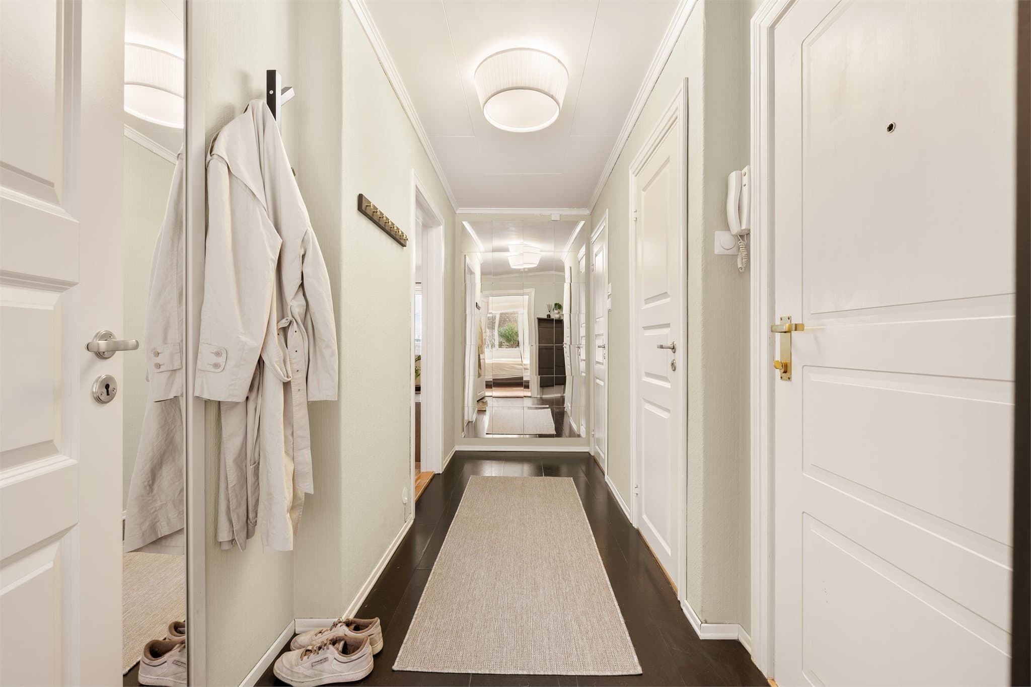 Fra entréen er det adkomst til boligens øvrige rom via en praktisk og romslig gang.