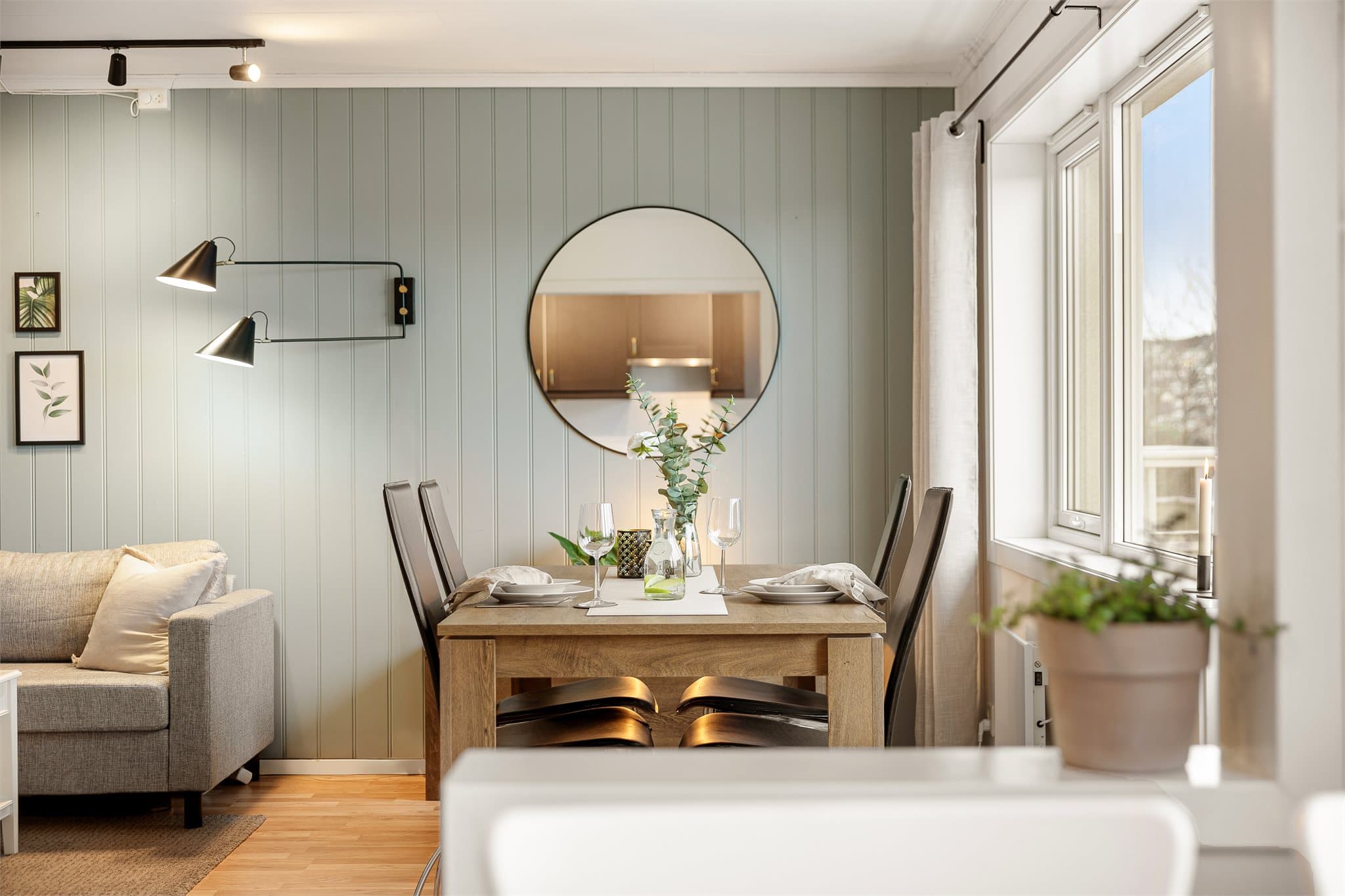 Stuen har god plass til både TV-sone og spiseplass med langbord, hvor du kan invitere til hyggelige middagsselskaper.