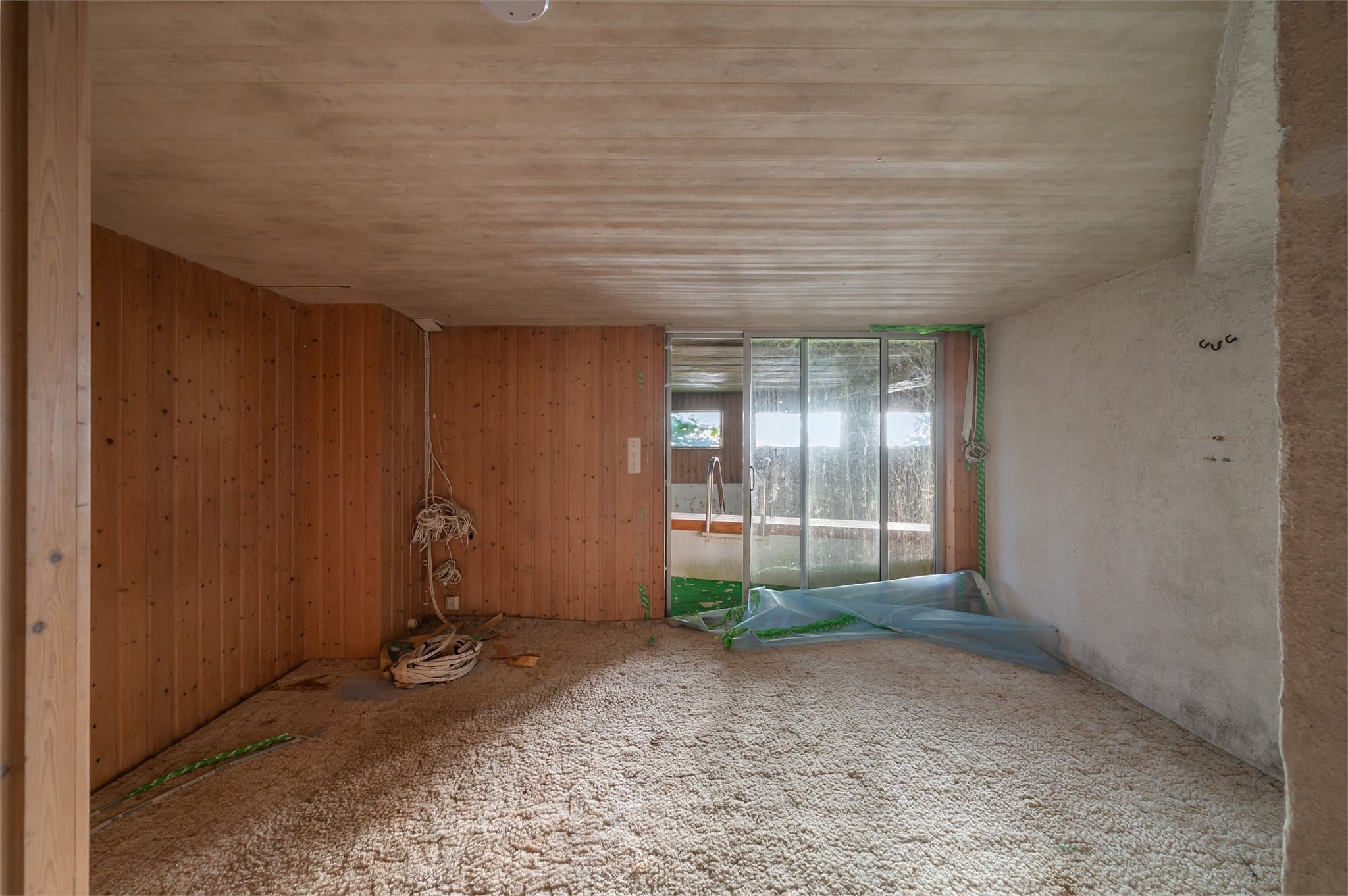 - Underetasjen har et BRA-i på 111 m² og inneholder trappegang med integrert skap, teknisk-rom, kjellerrom/bod, verksted/bod, trapperom, forværelse til basseng og bassengrom -
