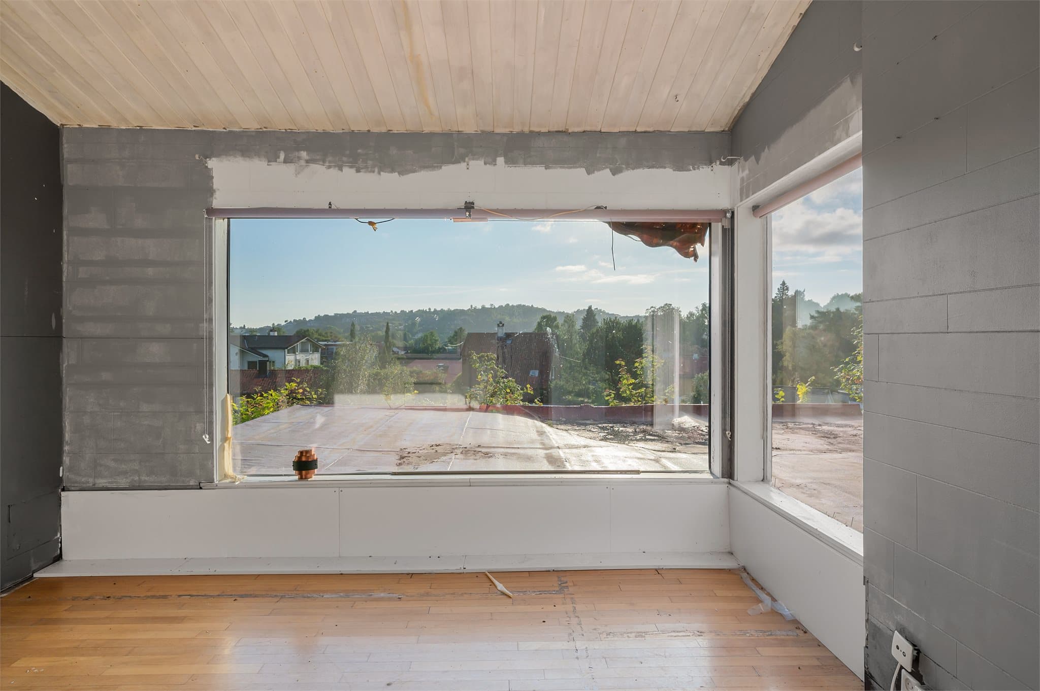 - Hovedetasjen måler 80m² og inneholder entré, gang, 3 soverom, stue, kjøkken, bad og trapperom -
