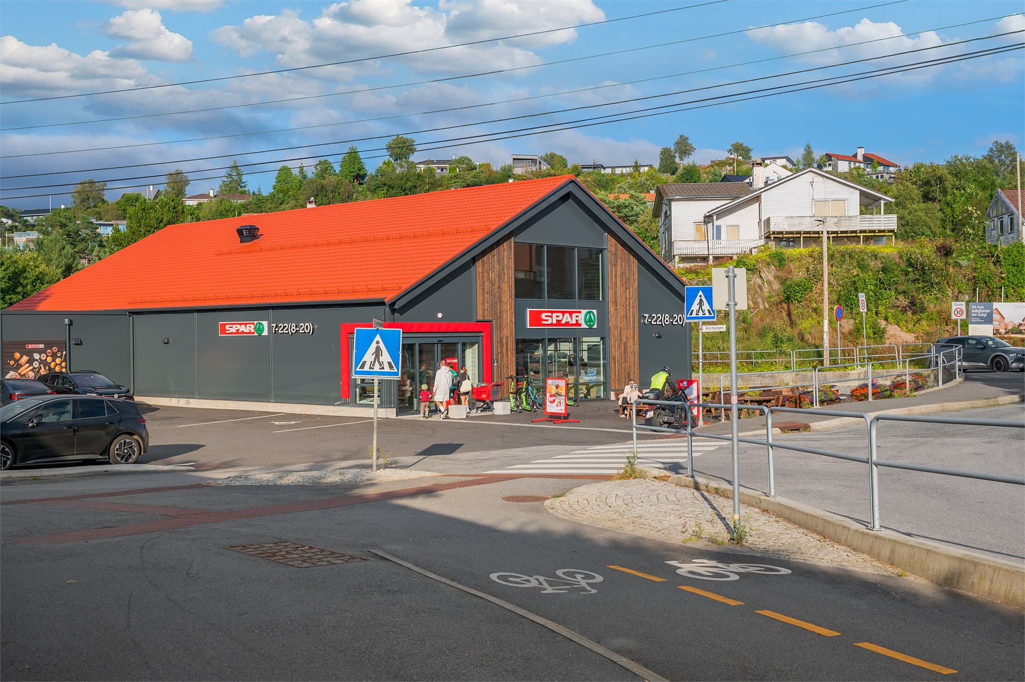 - Til Spar Skjoldtun er det kun 2 minutters gange. Også de søndagsåpne butikkene Rema 1000 Skjold og Extra Apeltun ligger innen kort avstand -